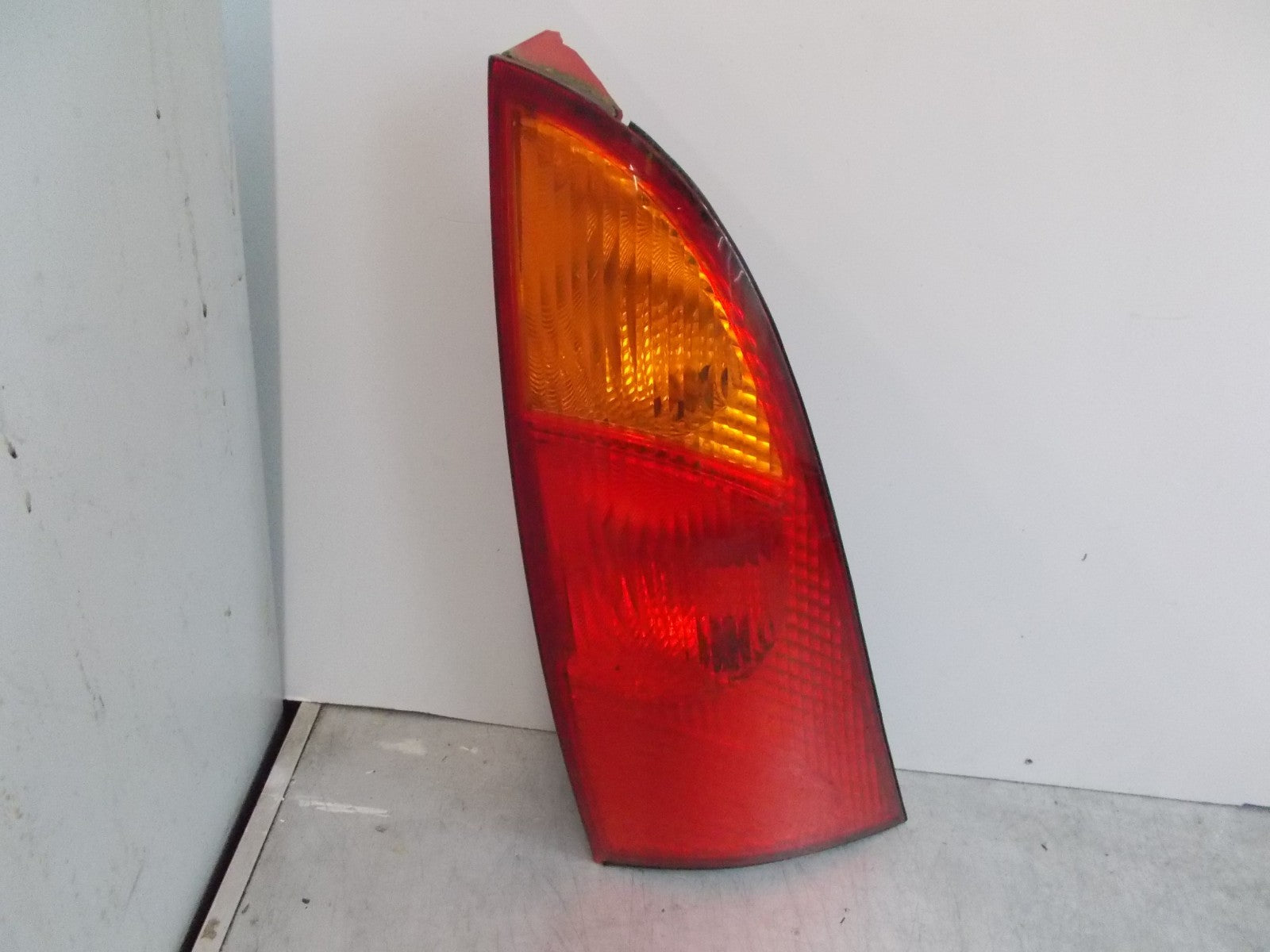 2004  FORD FOCUS MK1 HATCHBACK NSR PASSENGER REAR TAIL LIGHT LAMP 1M5113405AB