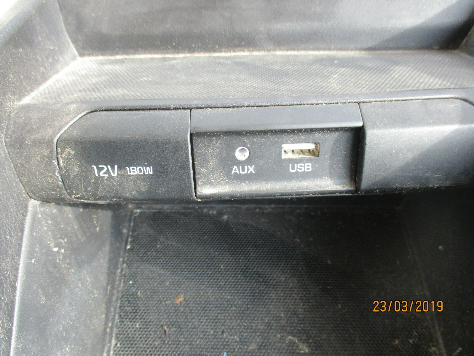 KIA RIO YB (MK4) CENTRE CONSOLE GEAR STICK SURROUND TRIM & PORTS 93300H8940