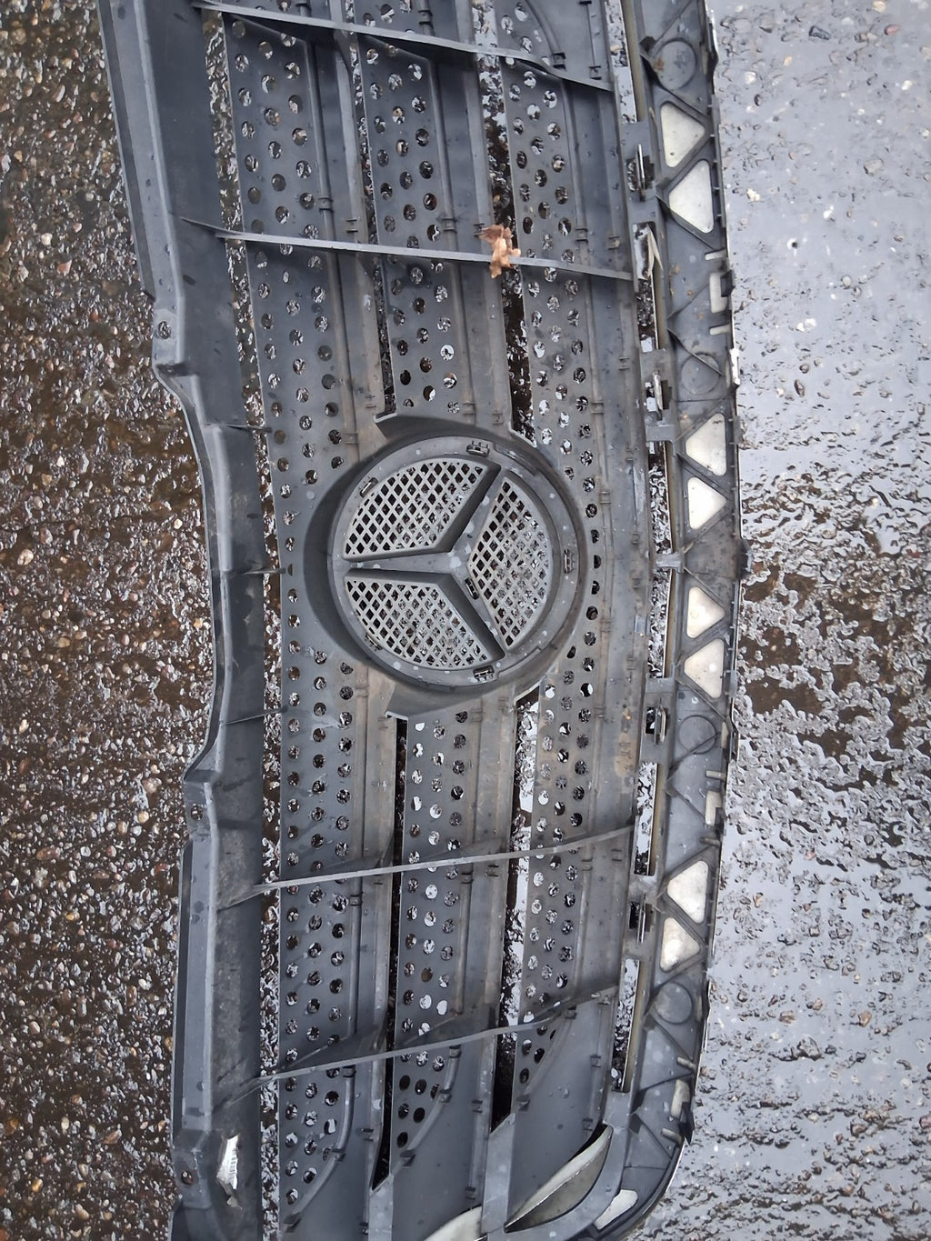 2016 MERCEDES SPRINTER MK2 W906 FRONT BUMPER GRILL BADGE A9068880523