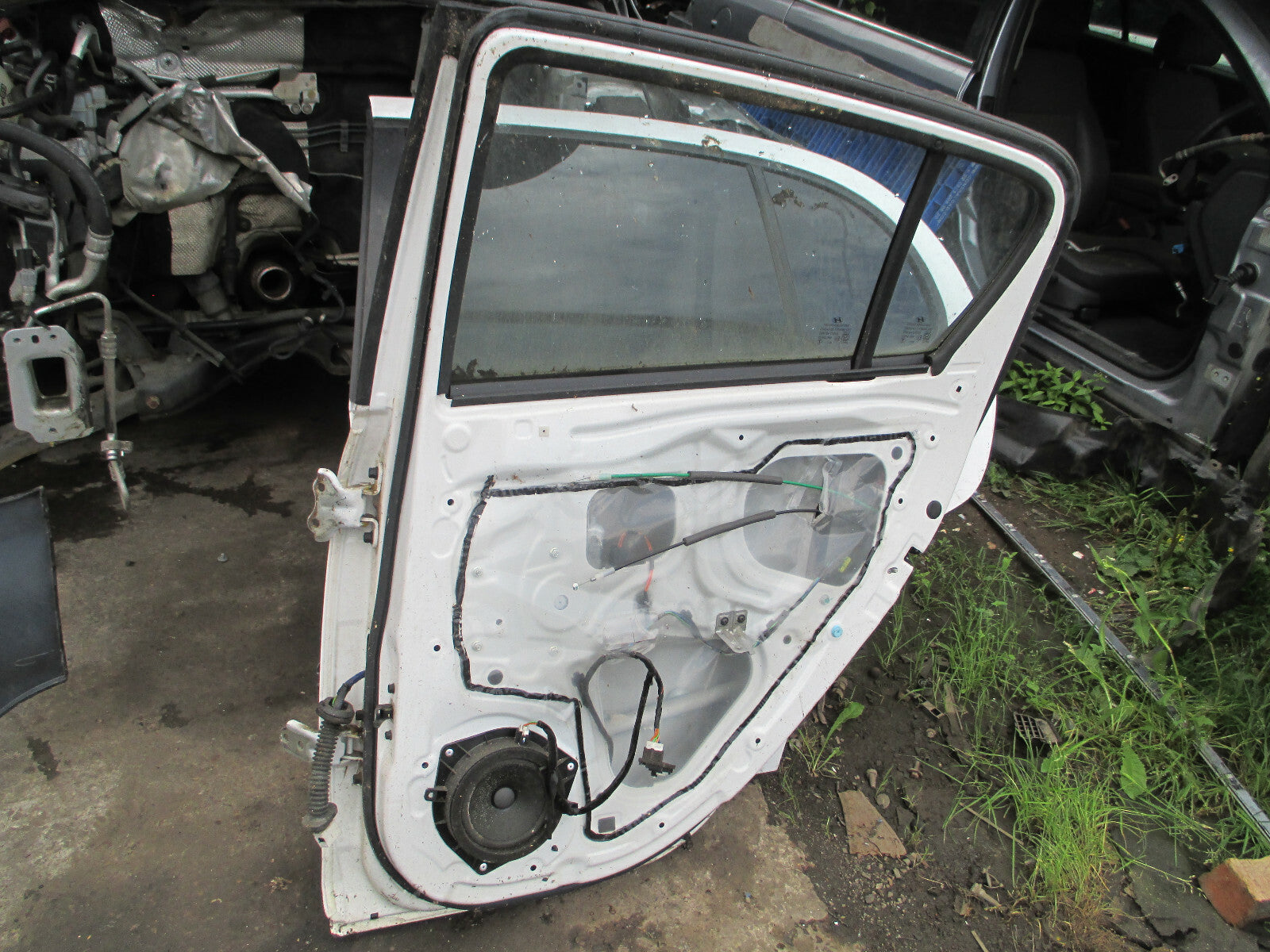 HYUNDAI  I20 MK1 2008-2012 OSR DRIVER SIDE REAR COMPLETE DOOR WHITE