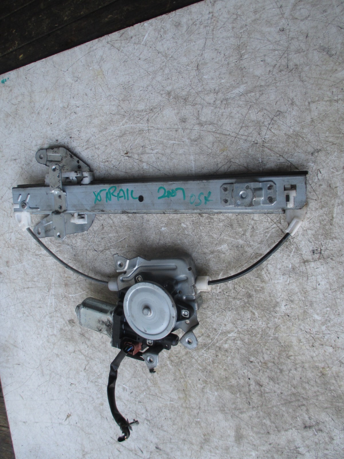 NISSAN X TRAIL OSR DRIVER SIDE WINDOW MOTOR REGULATOR 807308991C 2174075A