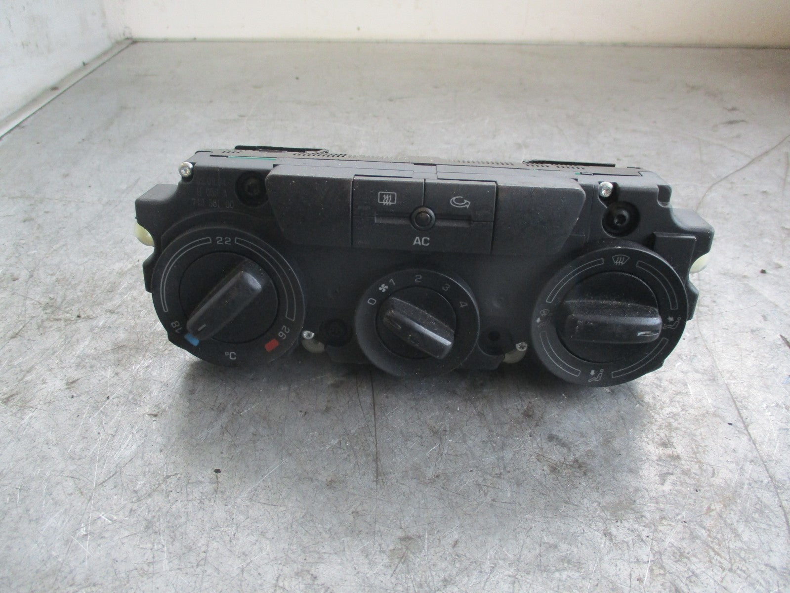 SKODA OCTAVIA 2005 CLIMATE CONTROL SWITCHES 74358100