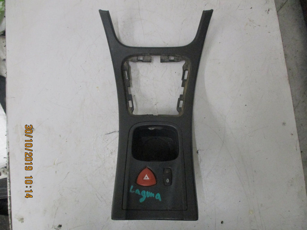 RENAULT LAGUNA MK2 2005 GEARSTICK CENTRE SURROUND TRIM HAZARD SWITCH 8200285197