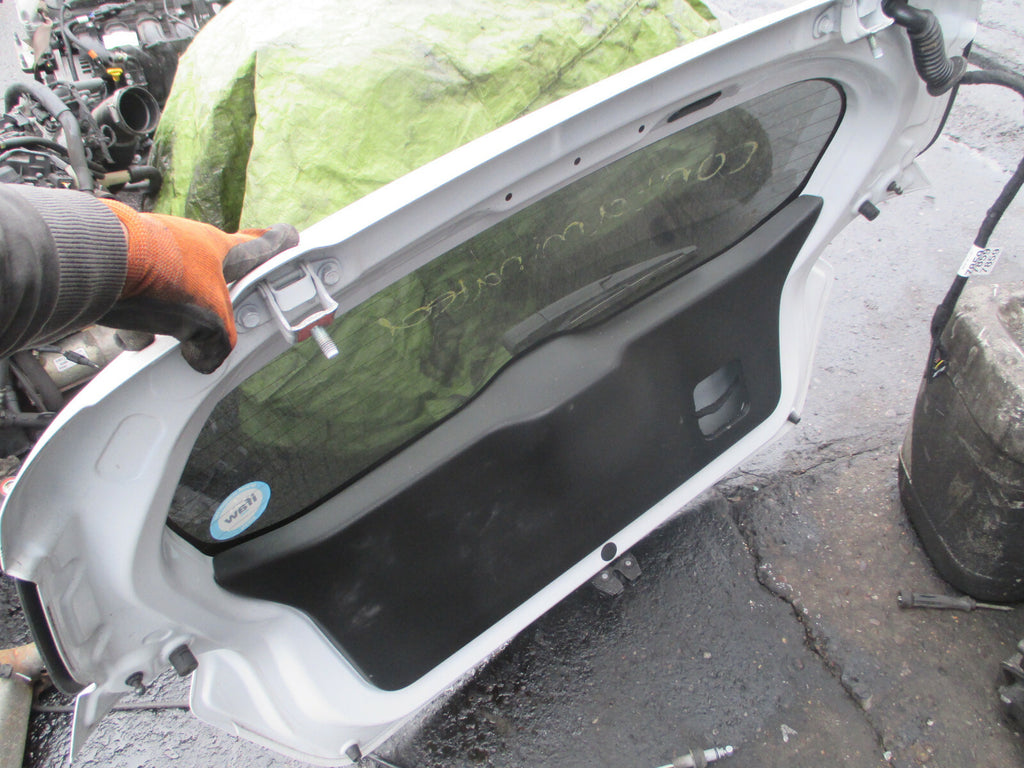VAUXHALL VIVA 2018 REAR HATCHBACK TAILGATE BOOTLID COMPLETE WHITE