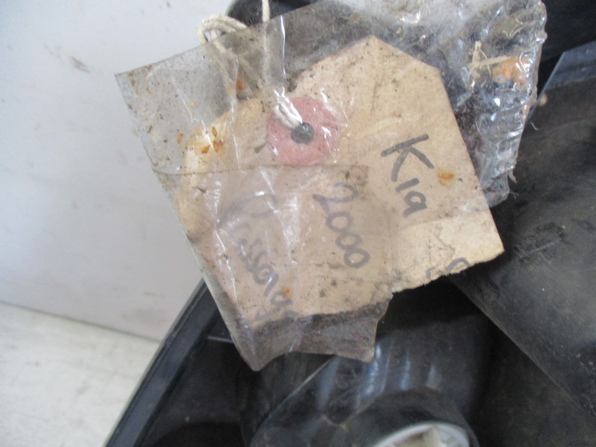 kia sedona 2000 nsr near side rear pasenger side rear light