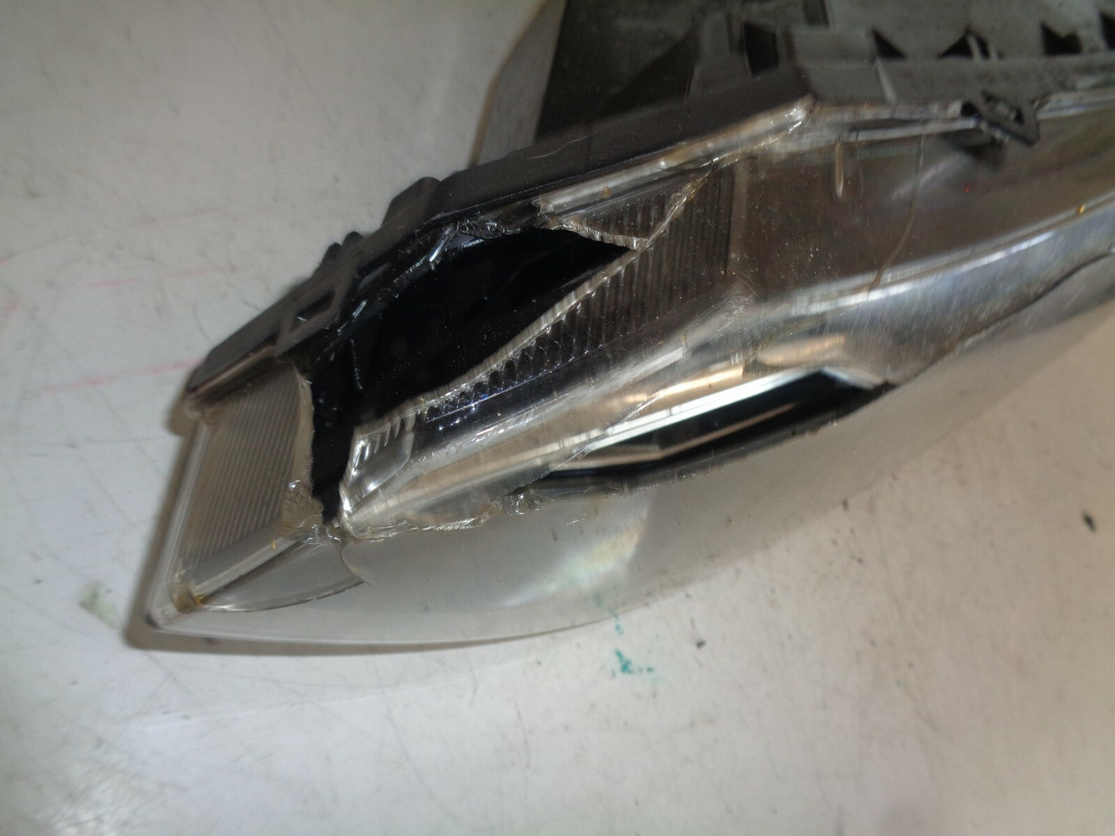 VW VOLKSWAGEN POLO NSF PASSENGER SIDE FRONT HEADLIGHT HEADLAMP 2G2941005 DAMAGED