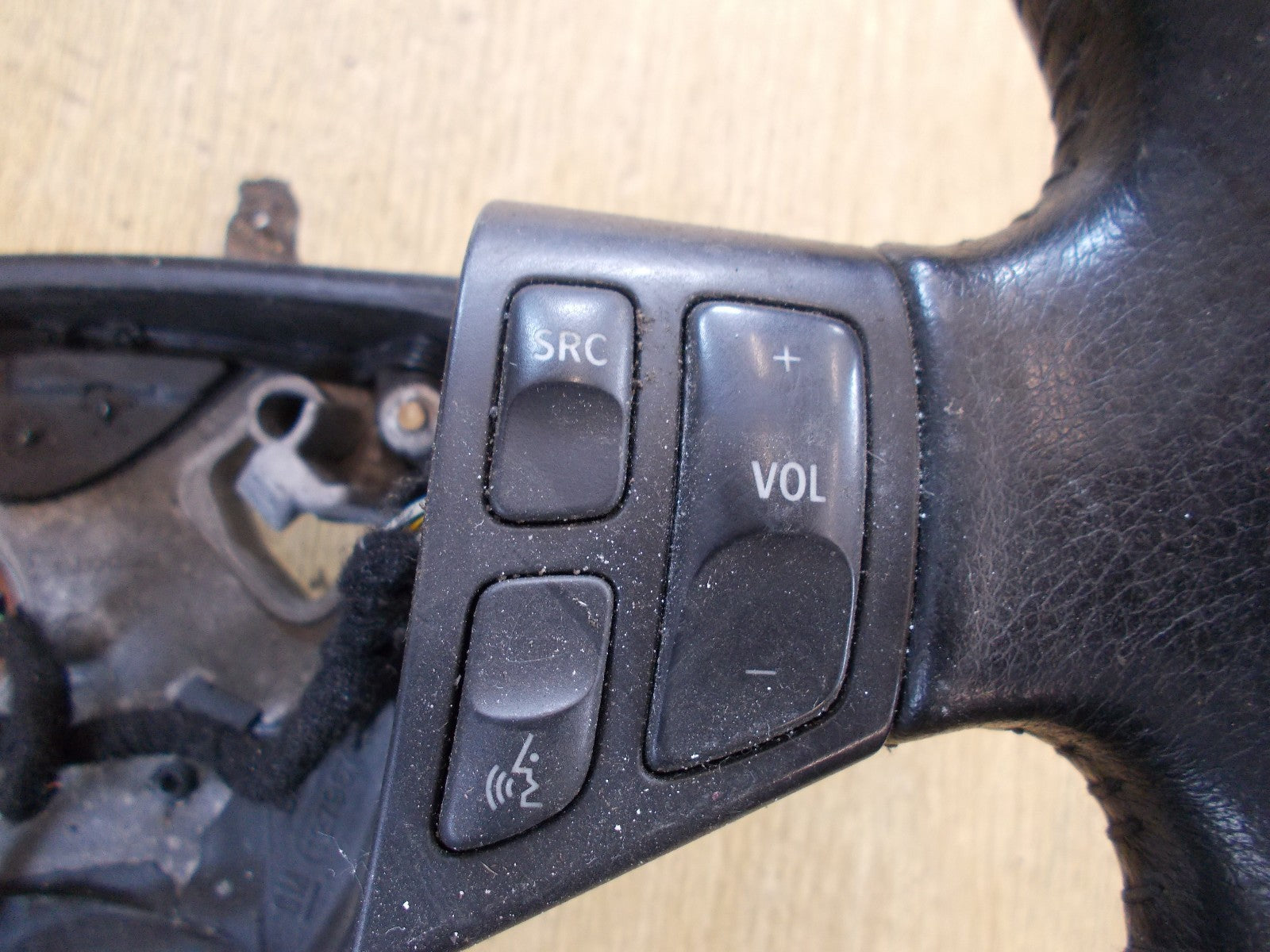 1993 SAAB BLACK LEATHER STEREO CONTROL STEERING WHEEL. NO AIRBAG. GM 12796742