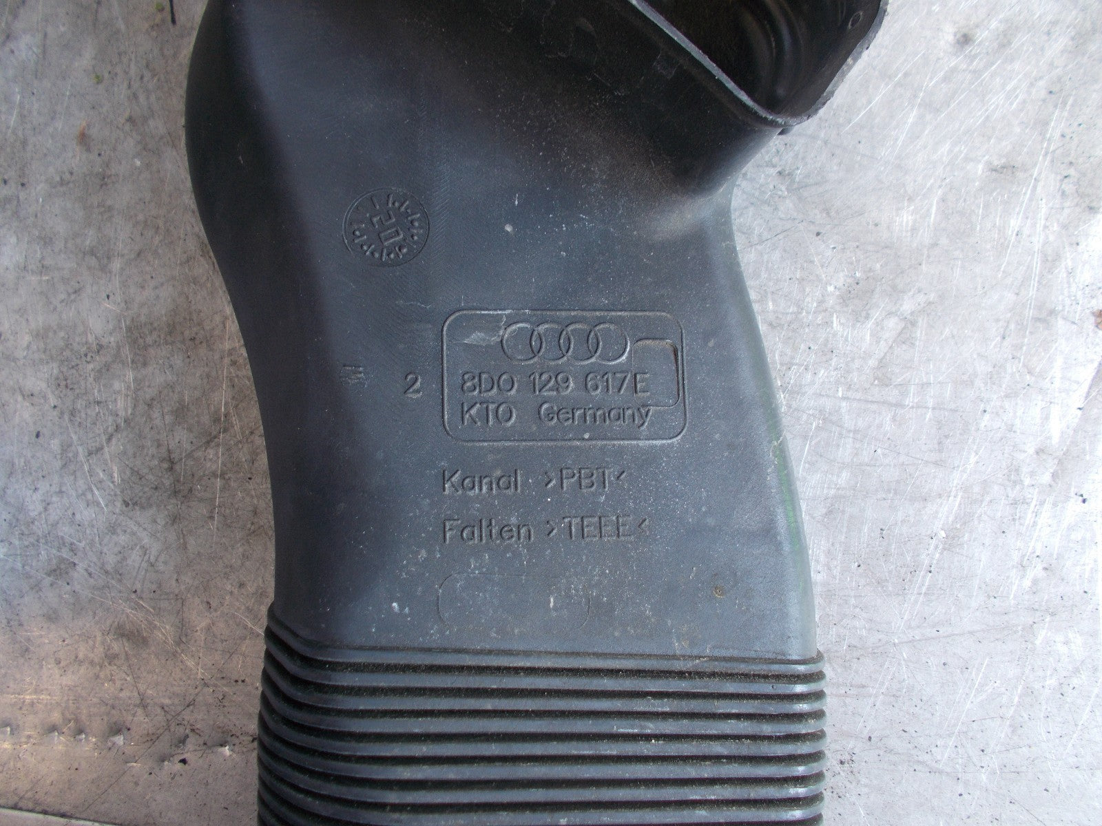 VOLKSWAGEN AUDI SEAT AIR INTAKE PIPE DUCT 8D0129617E