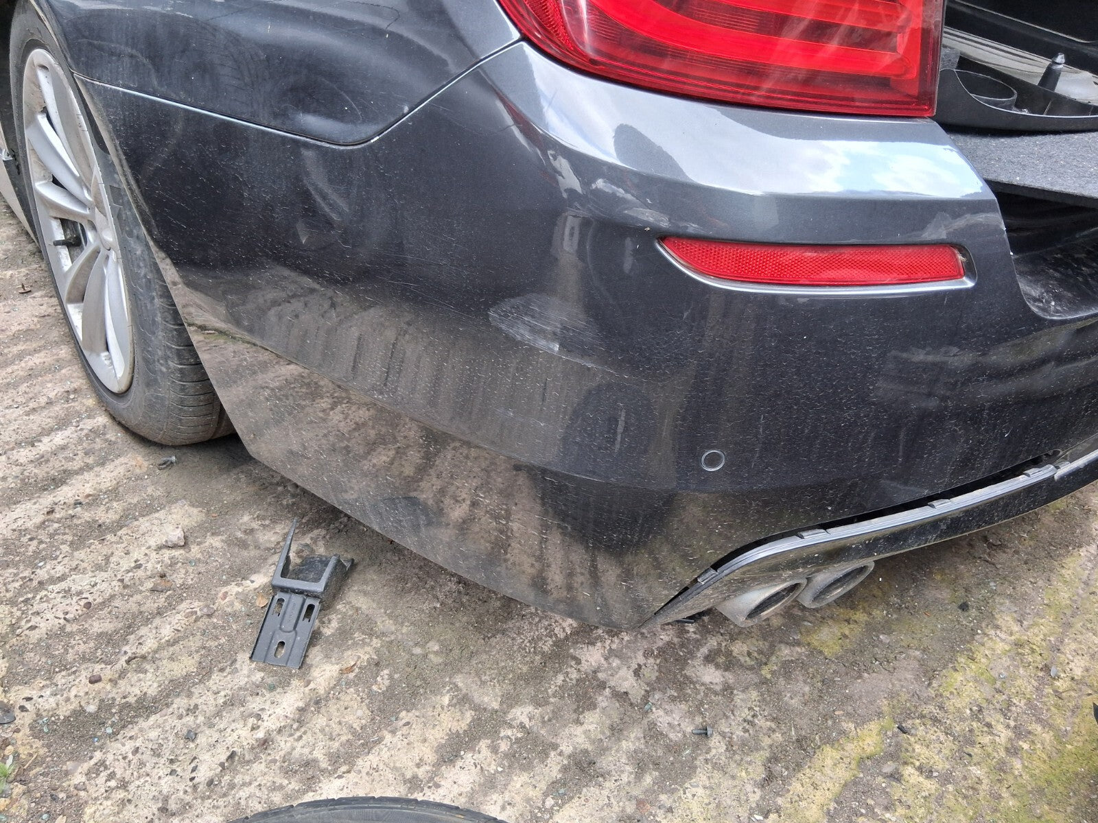 2012 BMW 5 SERIES F10 COMPLETE REAR BUMPER WITH PDC SENSORS SOPHISTO GREY II B90