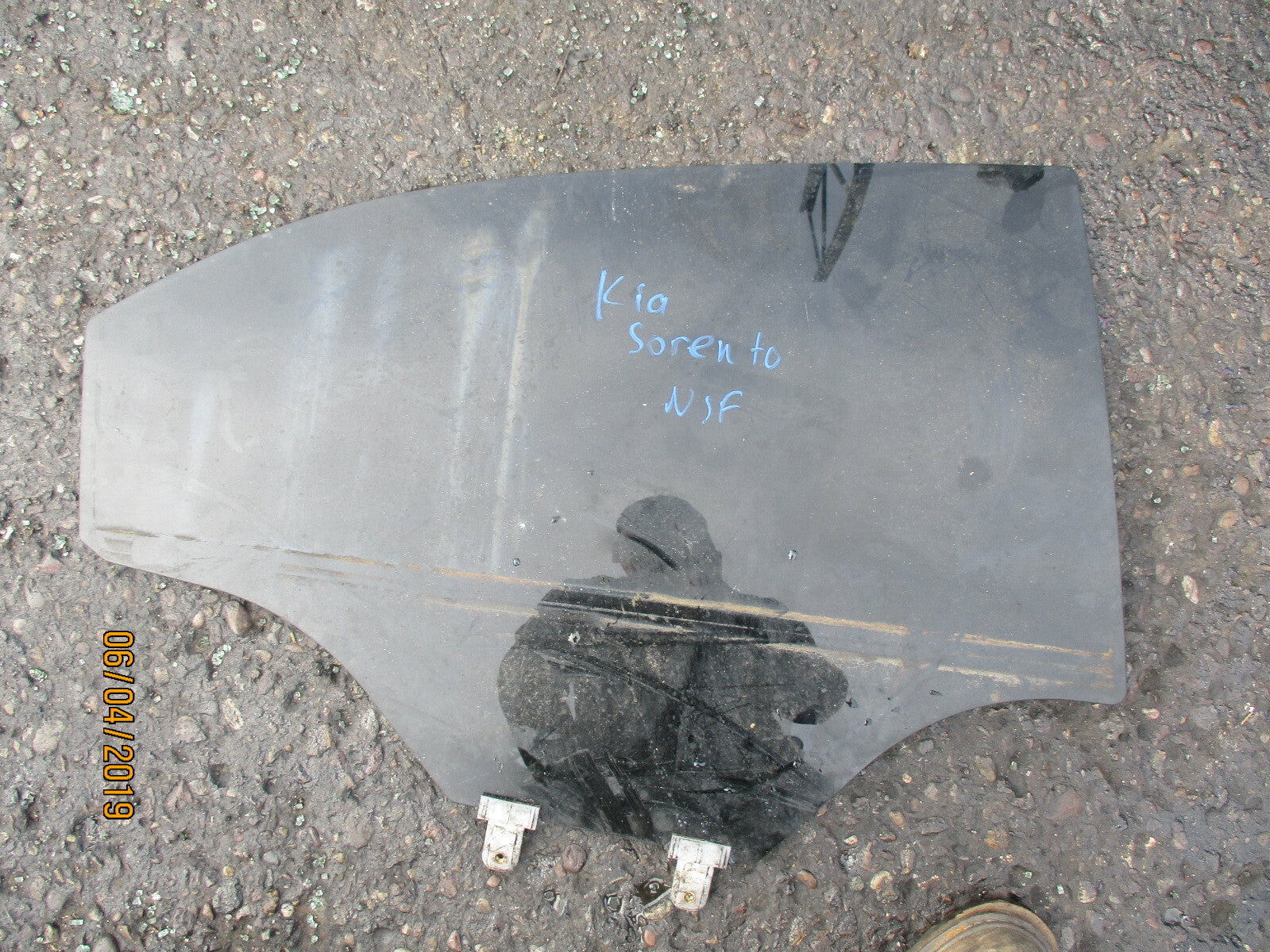 KIA SORENTO DOOR NSR PASSENGER SIDE DOOR FRONT WINDOW GLASS
