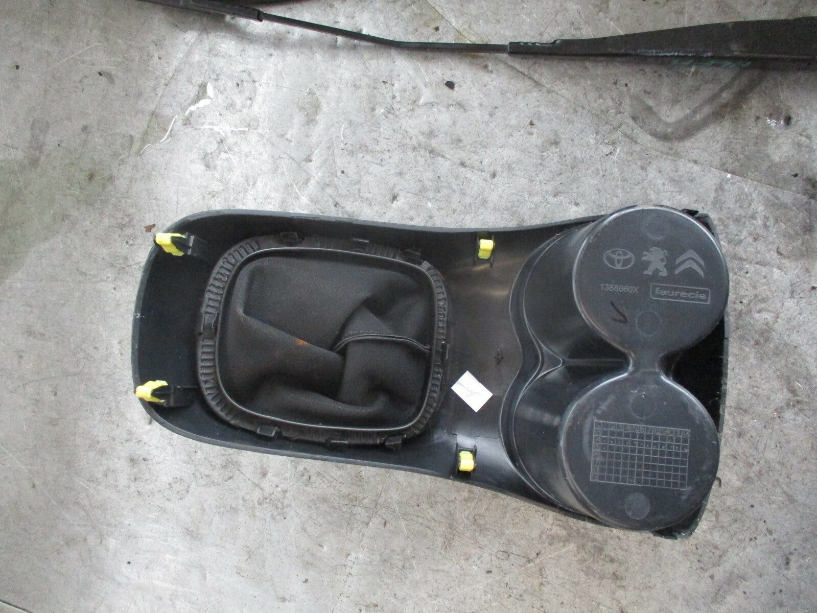 PEUGEOT 108 CENTRE CONSOLE GEAR STICK TRIM & CUP HOLDERS 1388660X