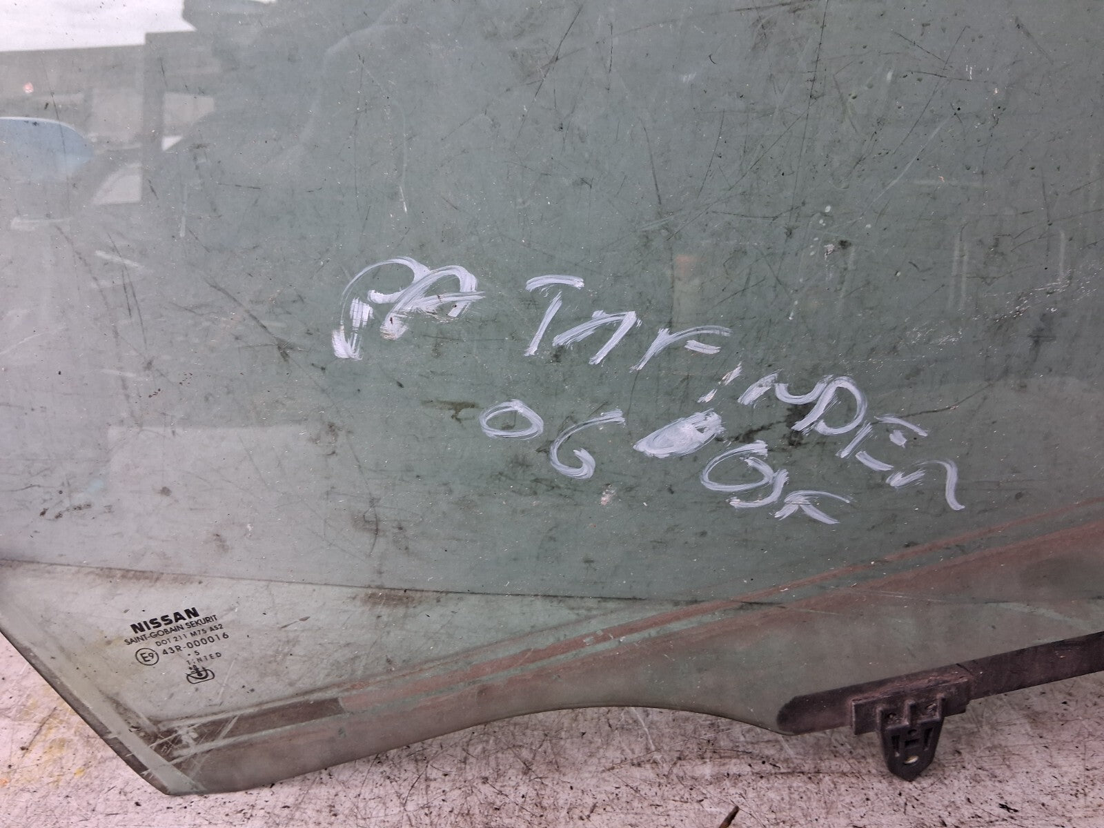 2006 NISSAN PATHFINDER OSF DRIVER SIE FRONT RIGHT WINDOW GLASS 43R000016