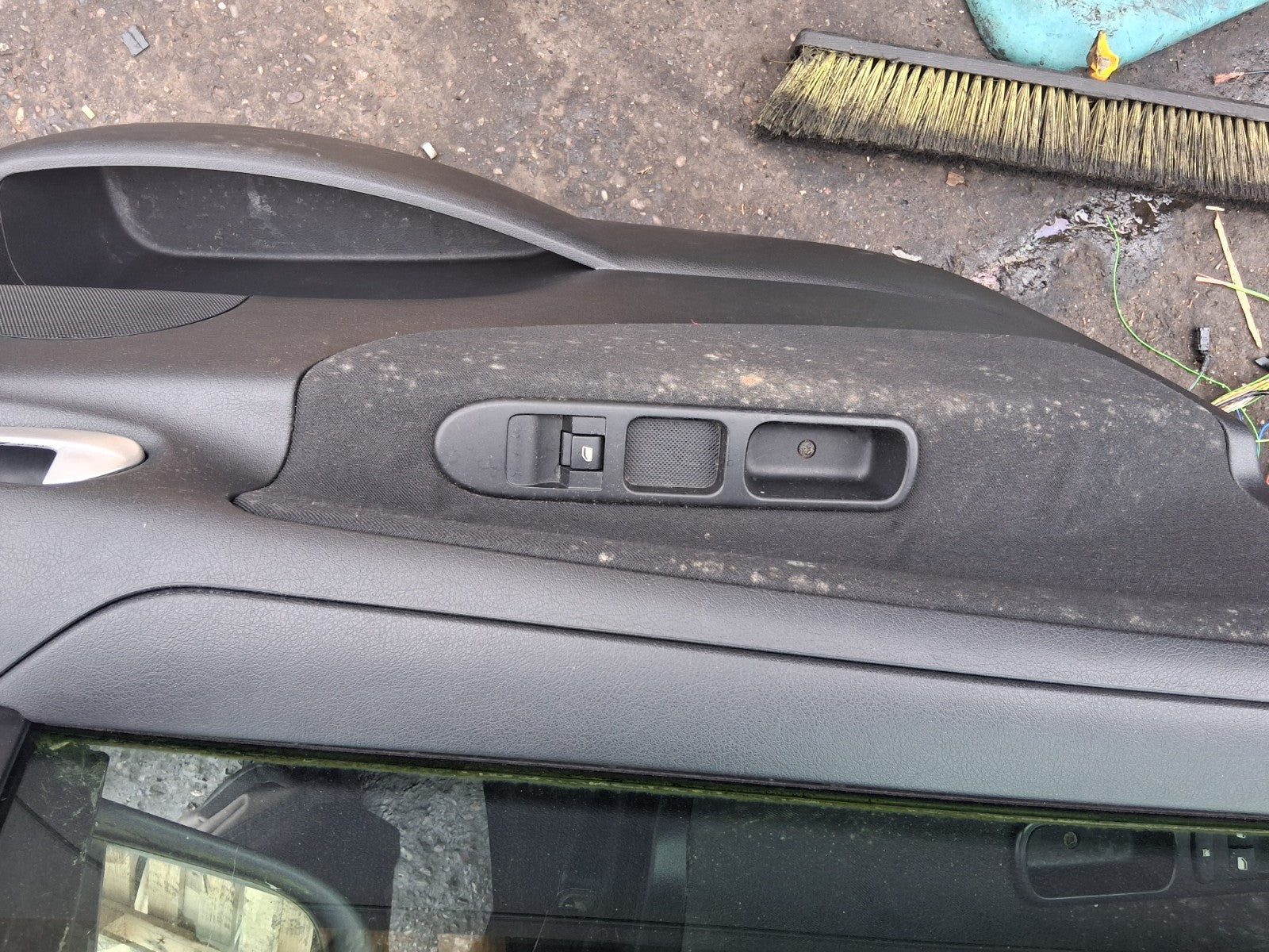 2012 PEUGEOT 207 NSF PASSENGER SIDE FRONT LEFT COMPLETE DOOR WITH WING MIRROR