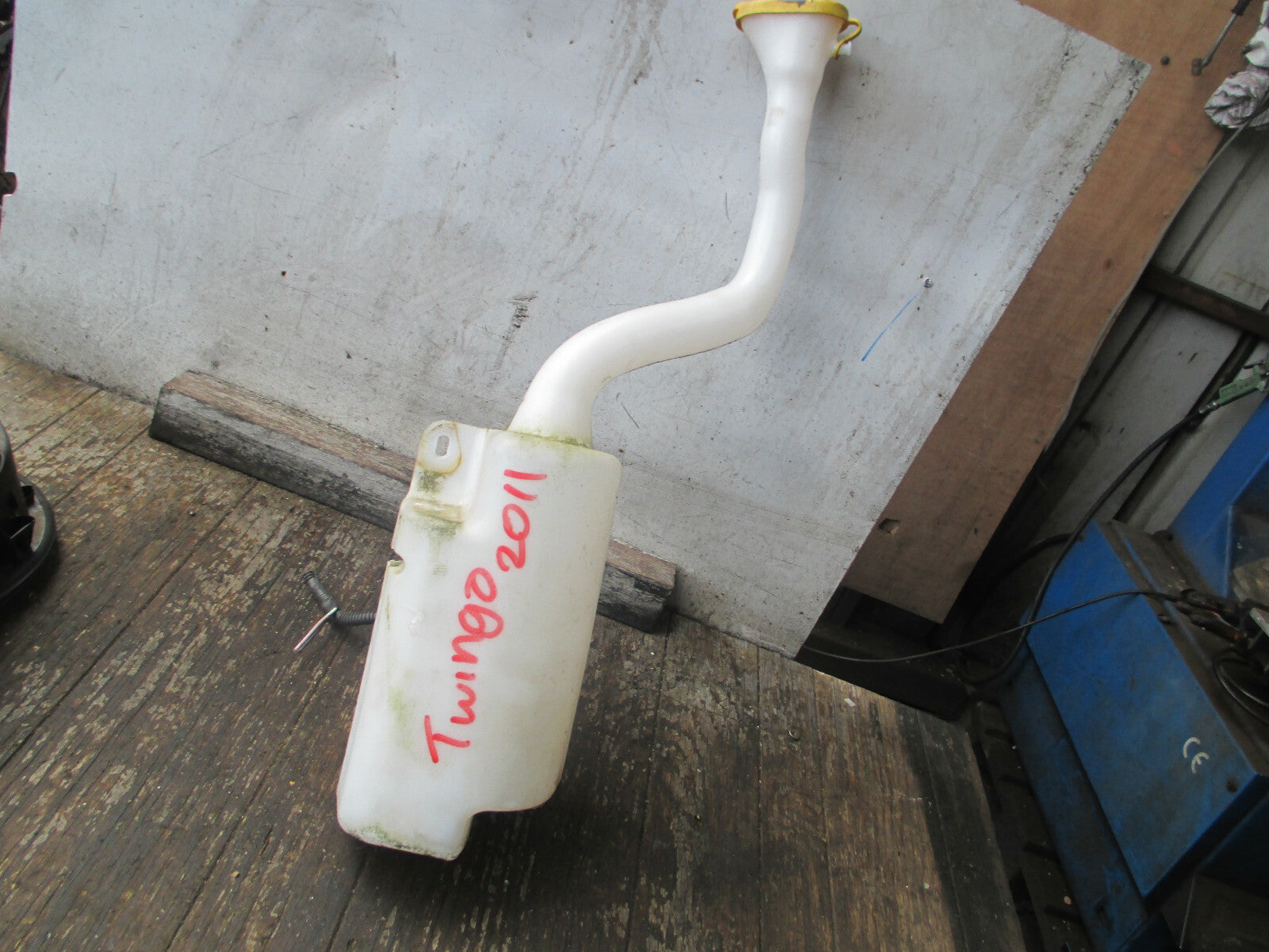 RENAULT TWINGO 2011 WASHER WATER BOTTLE WITH PUMP