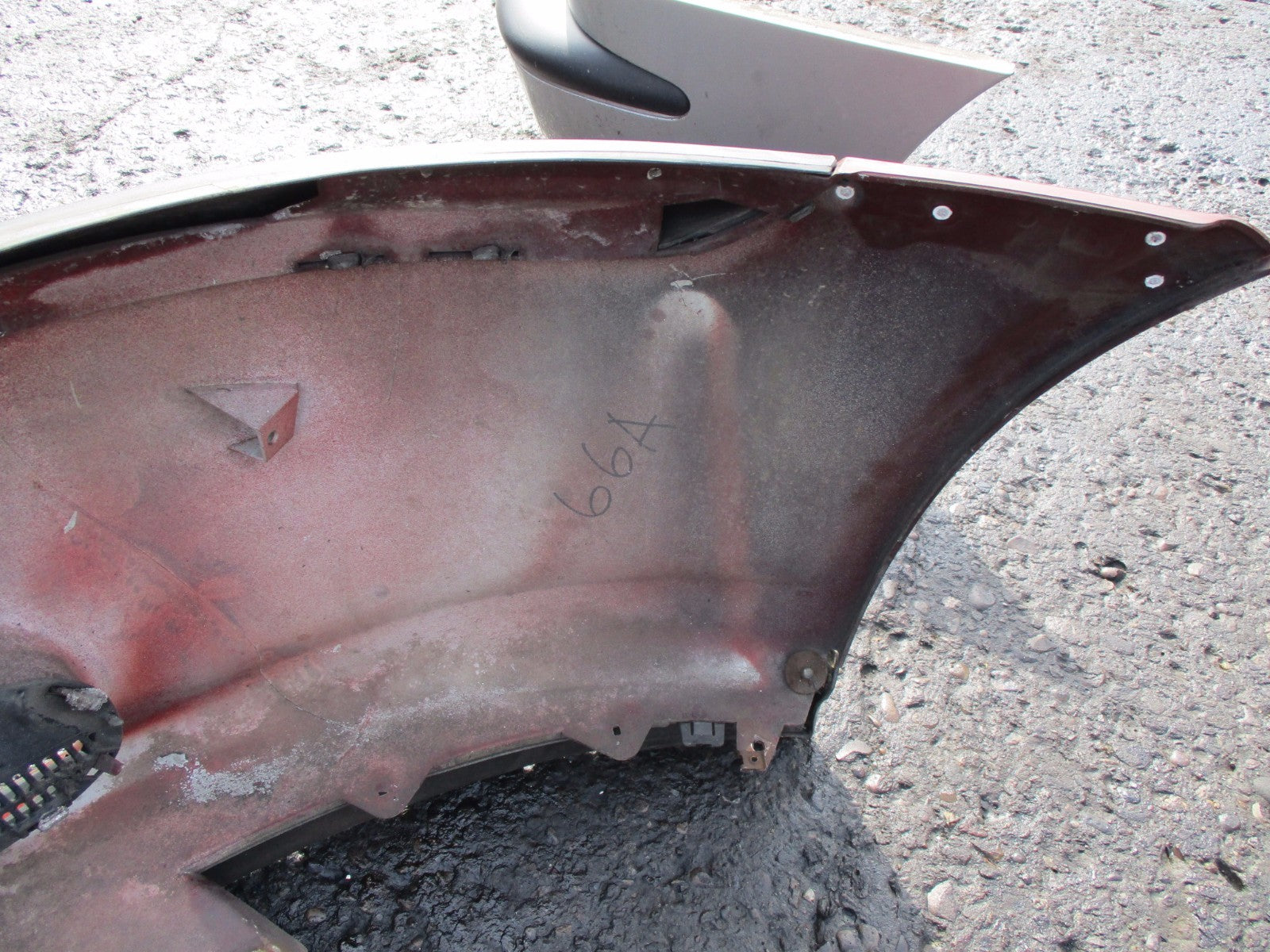 VAUXHALL VECTRA B ESTATE 1997 COMPLETE FRONT BUMPER WITH GRILLS BURGUNDY