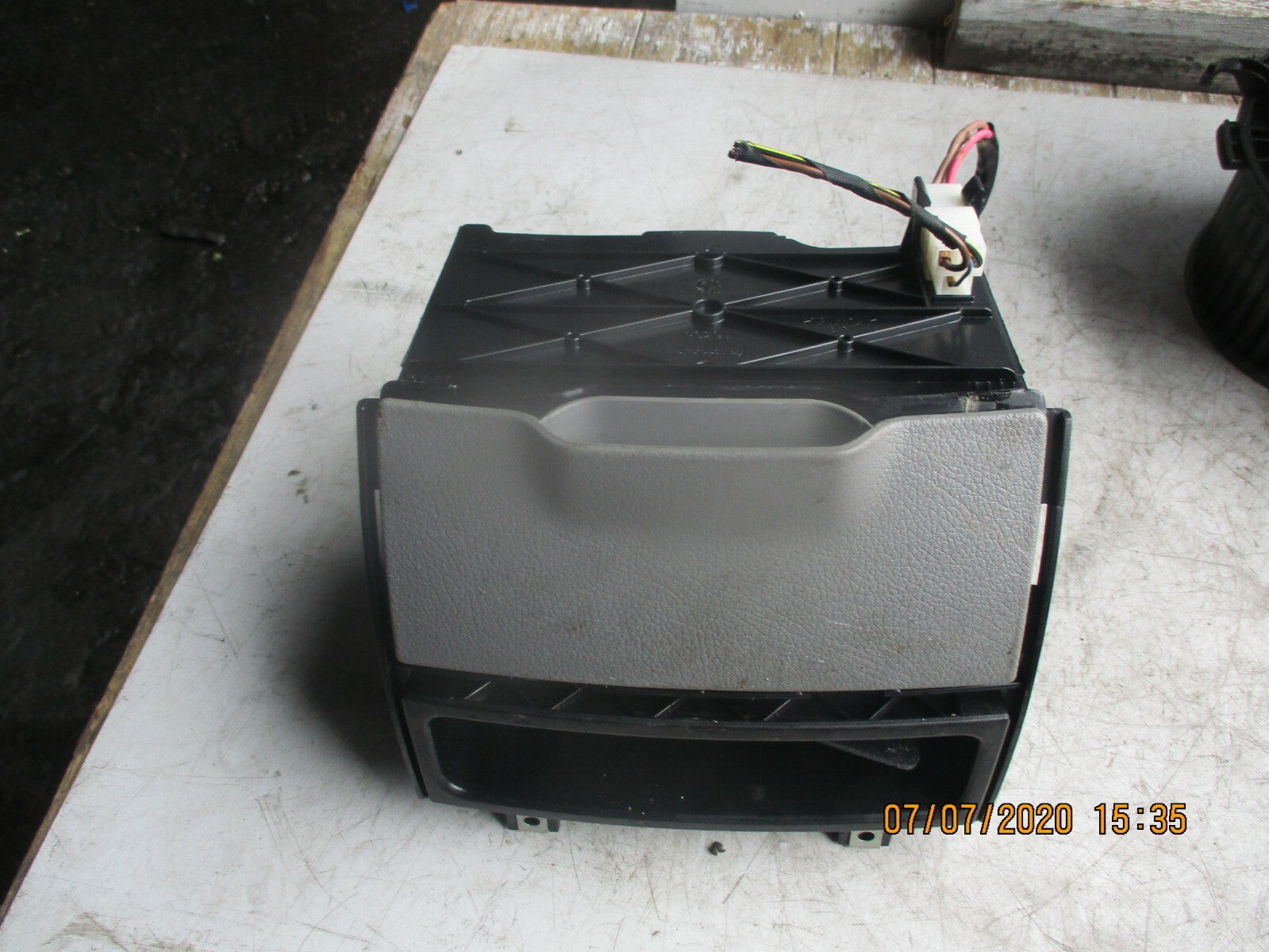 VW VOLKSWAGEN 2015 CRAFTER MK1 CENTRE CONSOLE CUP HOLDER A906 689 00 47