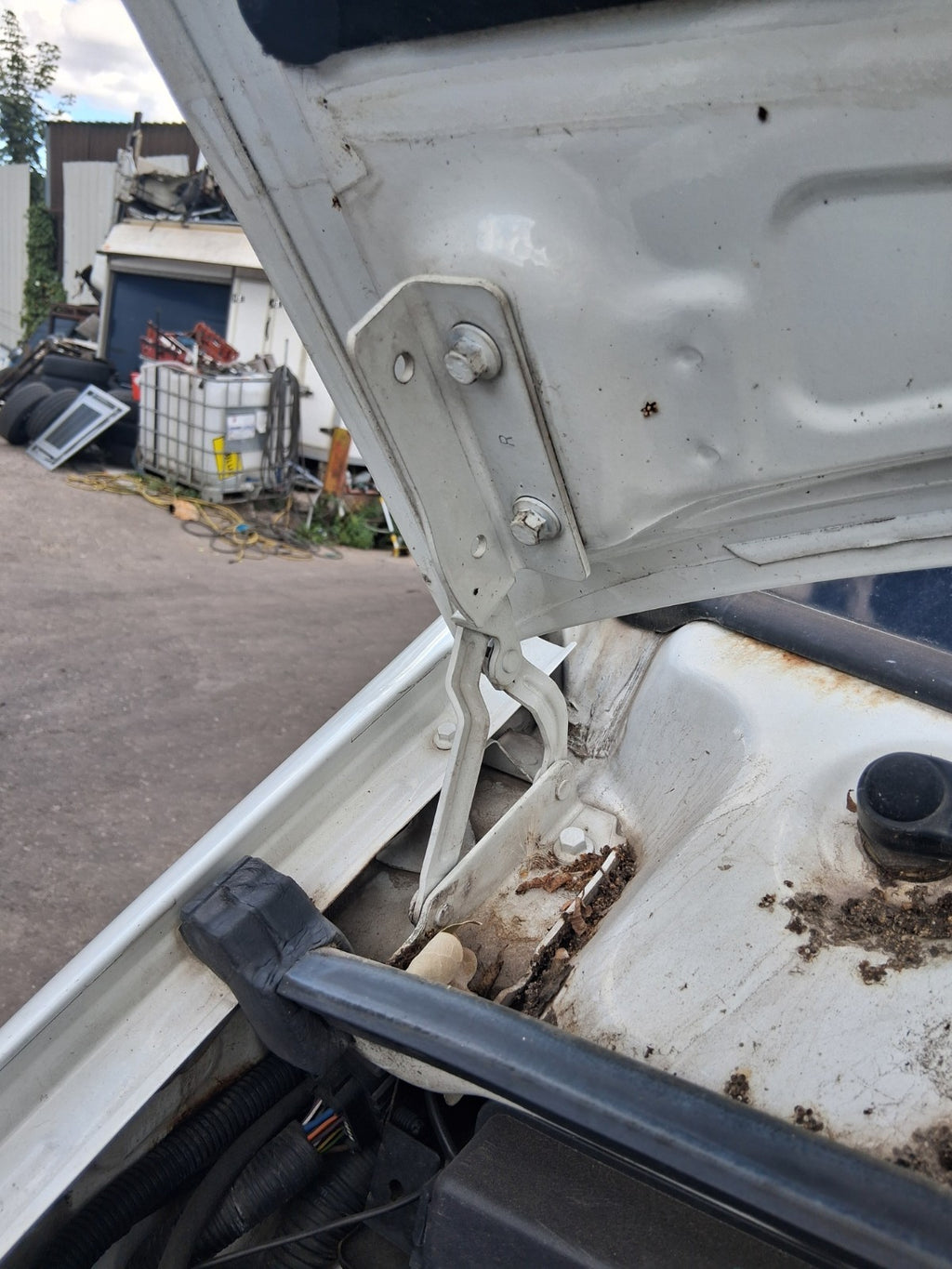 2020 SAIC LDV V80 OSF DRIVER SIDE FRONT RIGHT BONNET HINGE
