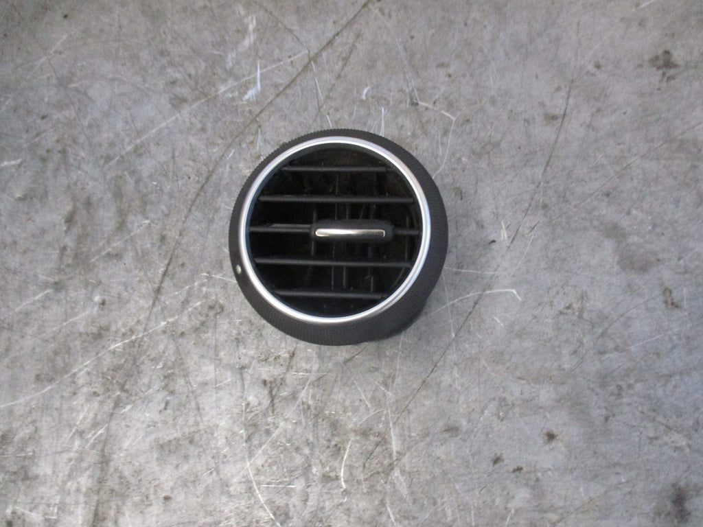 AUDI A3 8P MK2 DASHBOARD AIR VENT 8P0820901