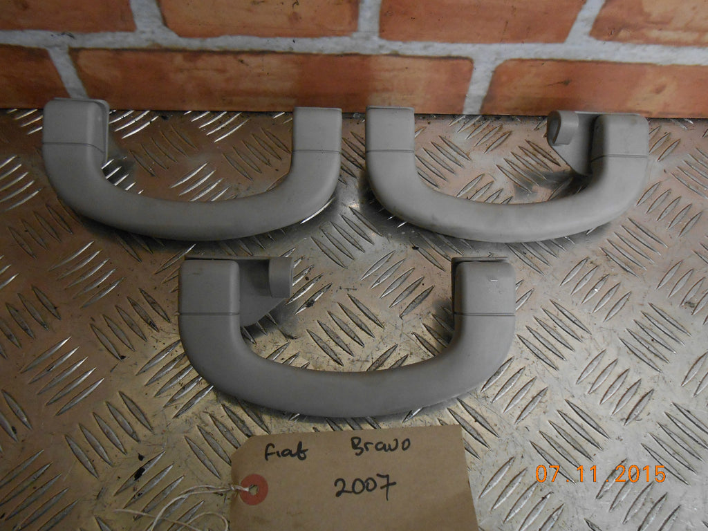 FIAT BRAVO MK2 2007 3 X INTERIOR ROOF GRAB HANDLES IN GREY