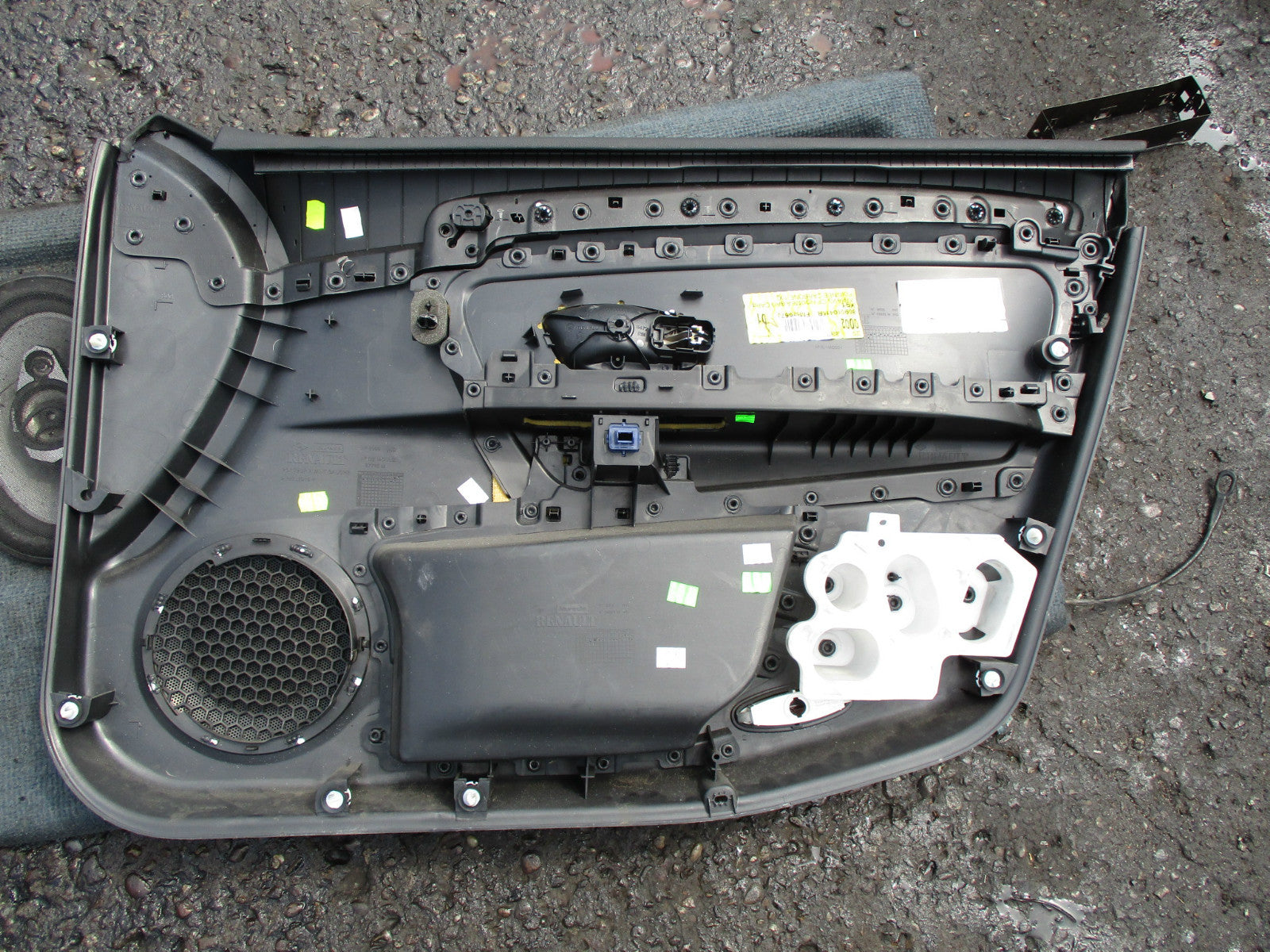 RENAULT LAGUNA MK3 2008 NSF PASSENGER SIDE FRONT PLASTIC DOOR CARD PANEL