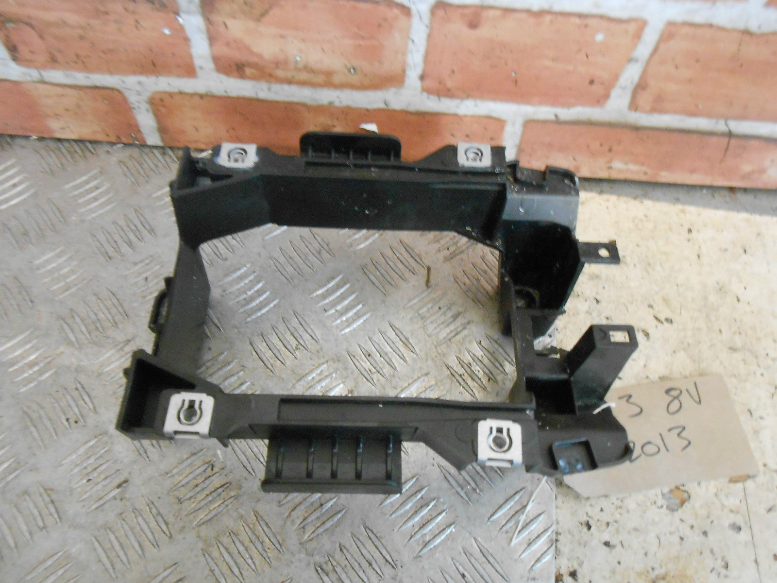 AUDI A3 8V 2013 GEAR STICK LEVER SURROUND MOUNTING BRACKET SUPPORT 8V0863531