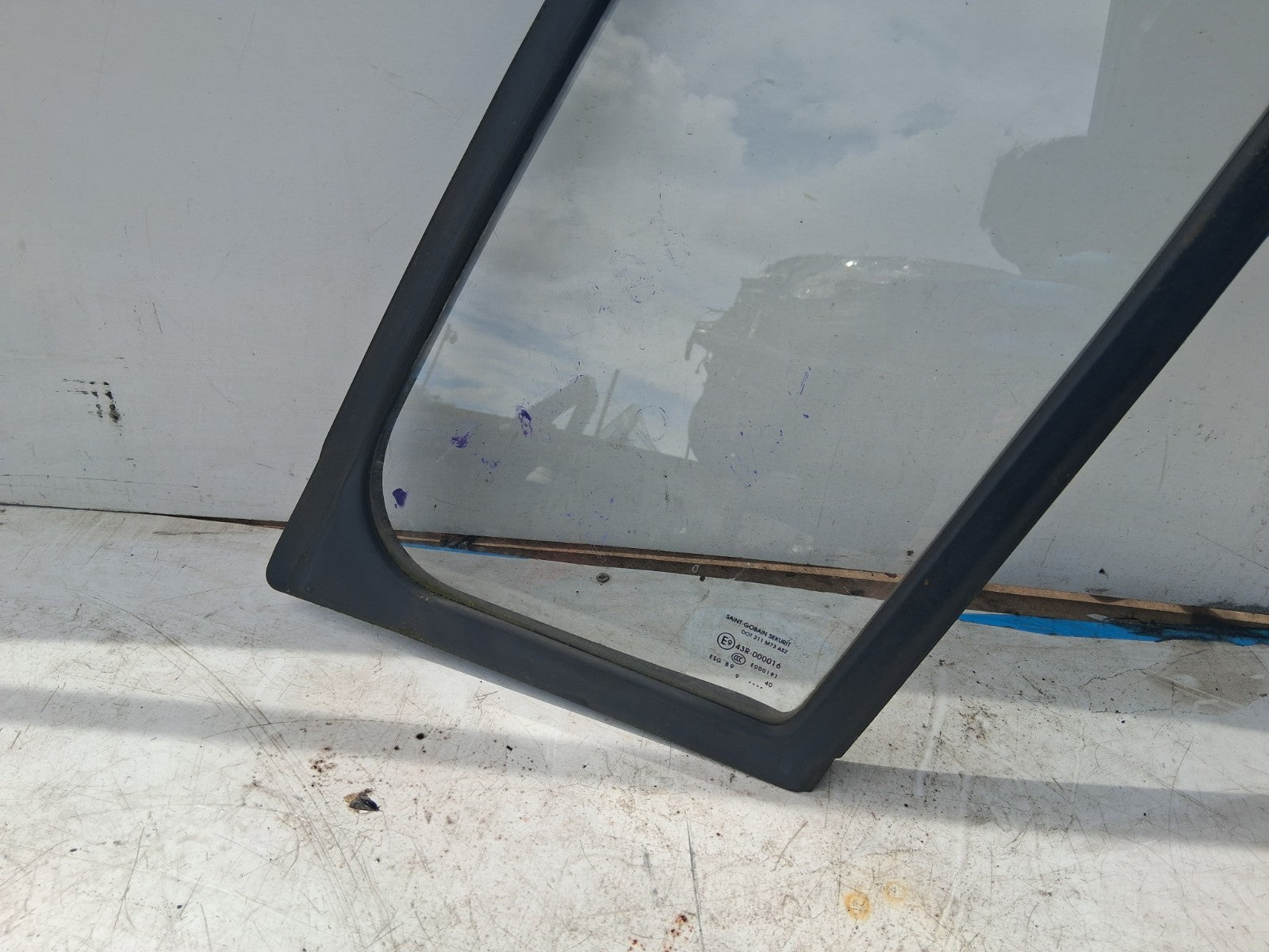 2016 MERCEDES BENZ SPRINTER W906 NSF PASSENGER SIDE FRONT QUARTER WINDOW GLASS