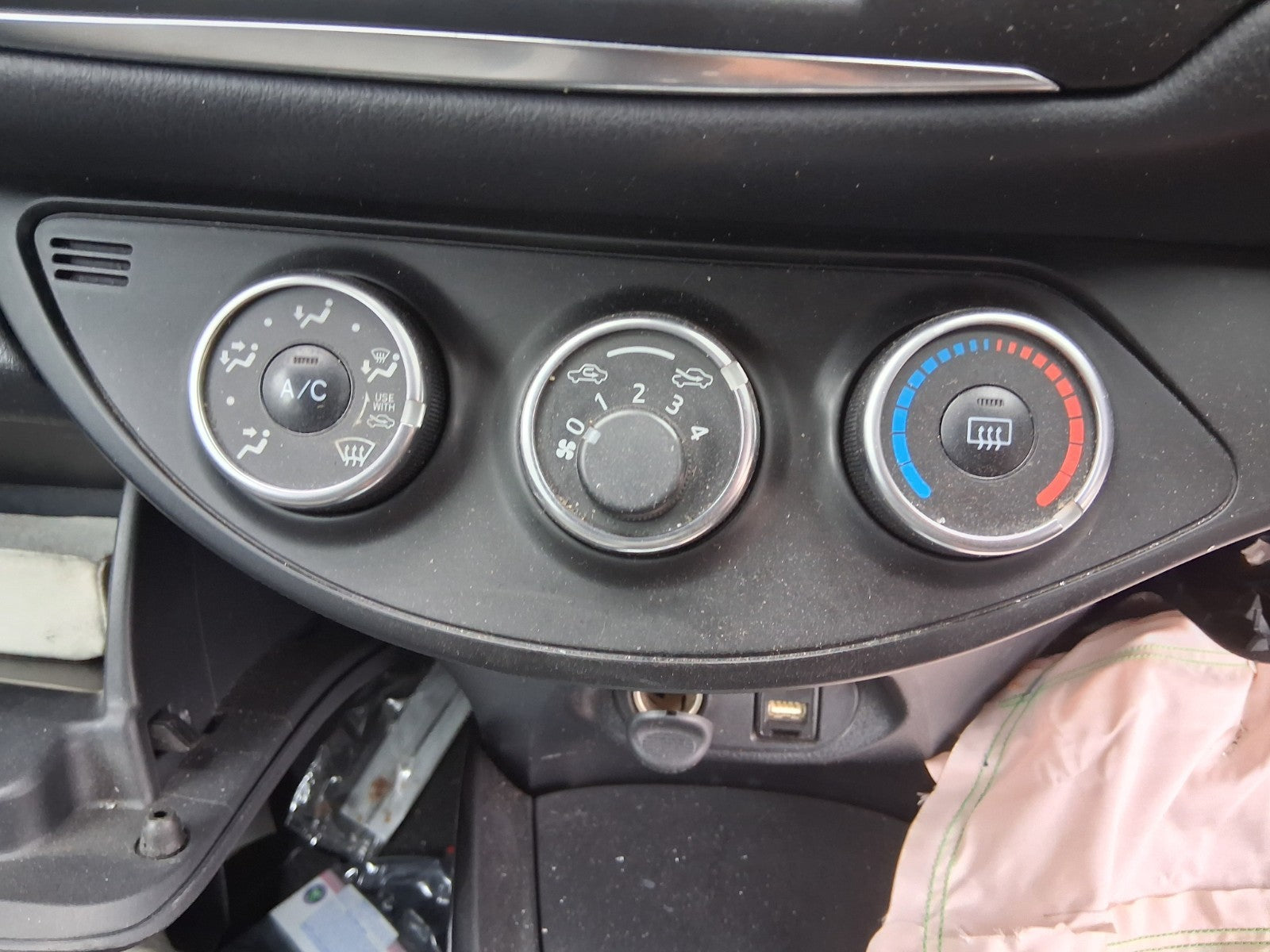 TOYOTA YARIS MK3 2019 HEATER AC CLIMATE CONTROL SWITCH PANEL