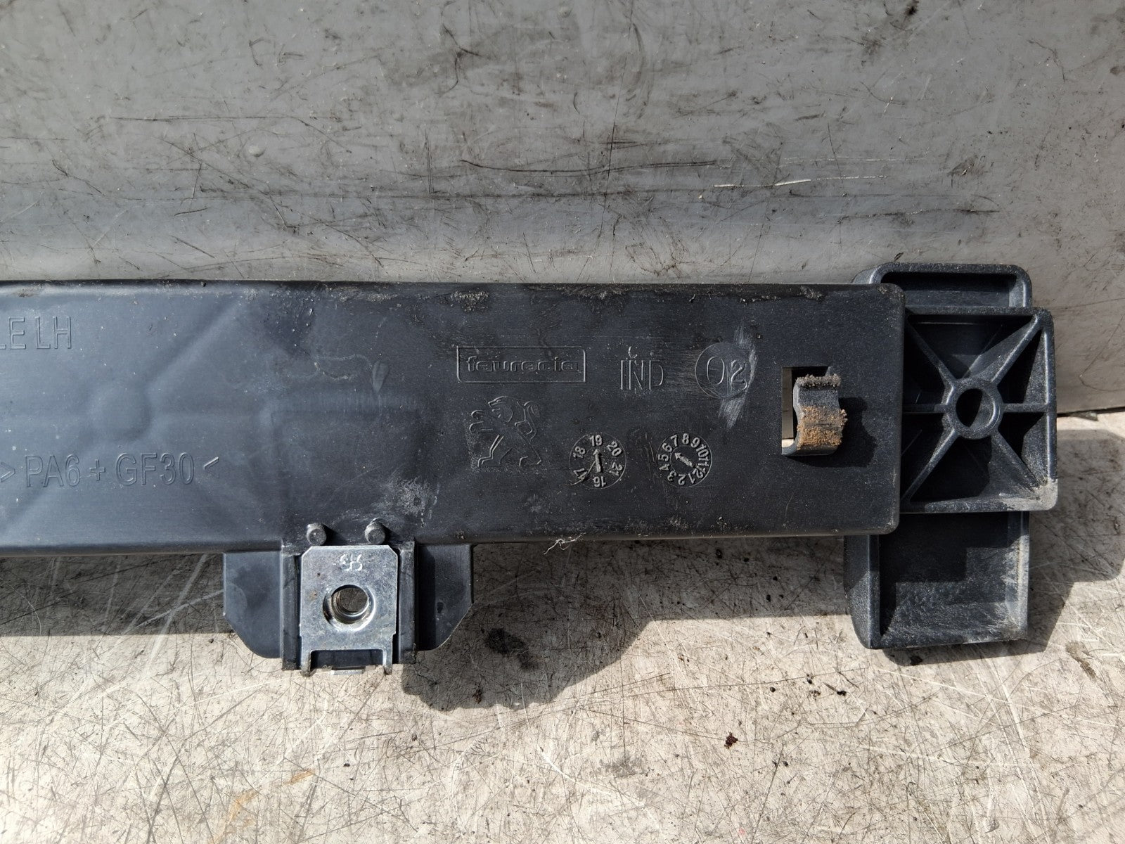 2019 PEUGEOT 5008 MK2 NSF PASSENGER SIDE FRONT DOOR TRIM BRACKET 9817265480