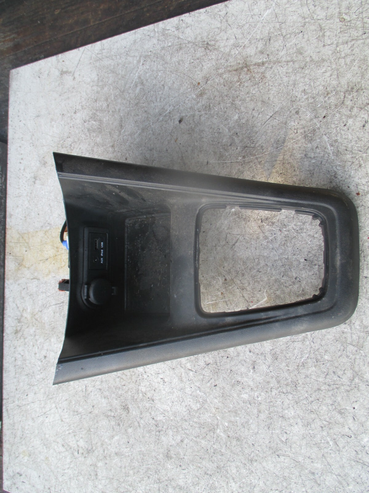 KIA VENGA 2018 CENTRE CONSOLE GEARSTICK SURROUND PANEL TRIM PLASTIC 846511P900