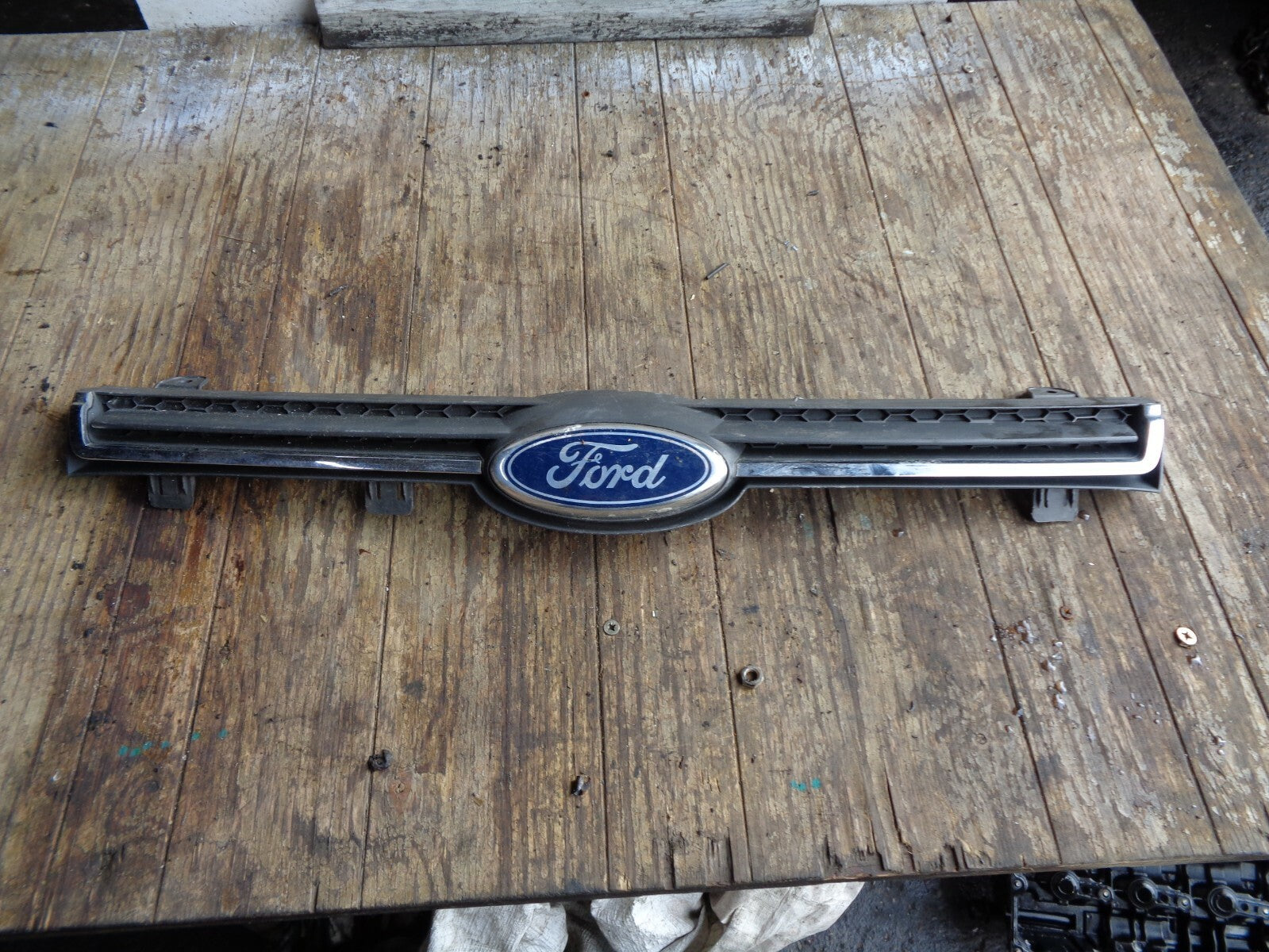 FORD ECOSPORT 2017 1.5 DIESEL FRONT CENTRE GRILL WITH BADGE CN1517F003ADW