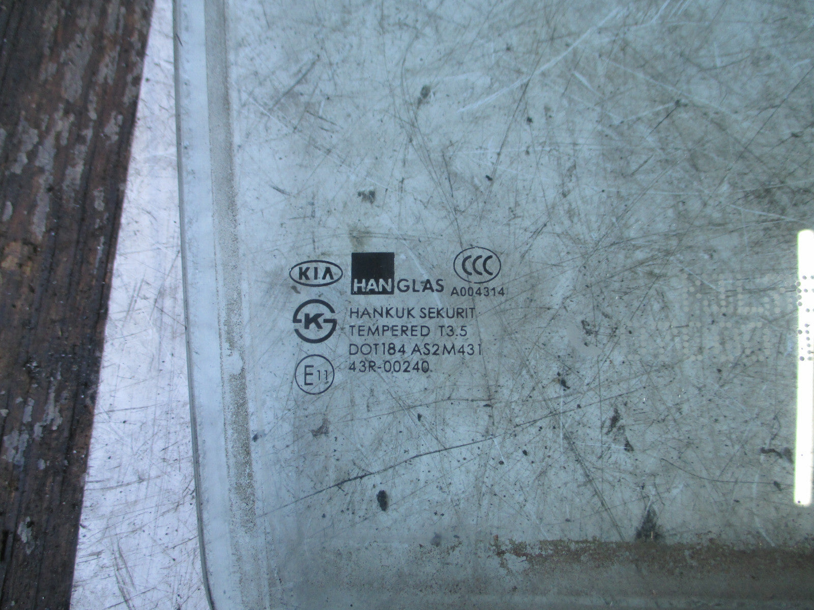 KIA SEDONA MK1 2004 OSF DRIVER SIDE FRONT DOOR WINDOW GLASS