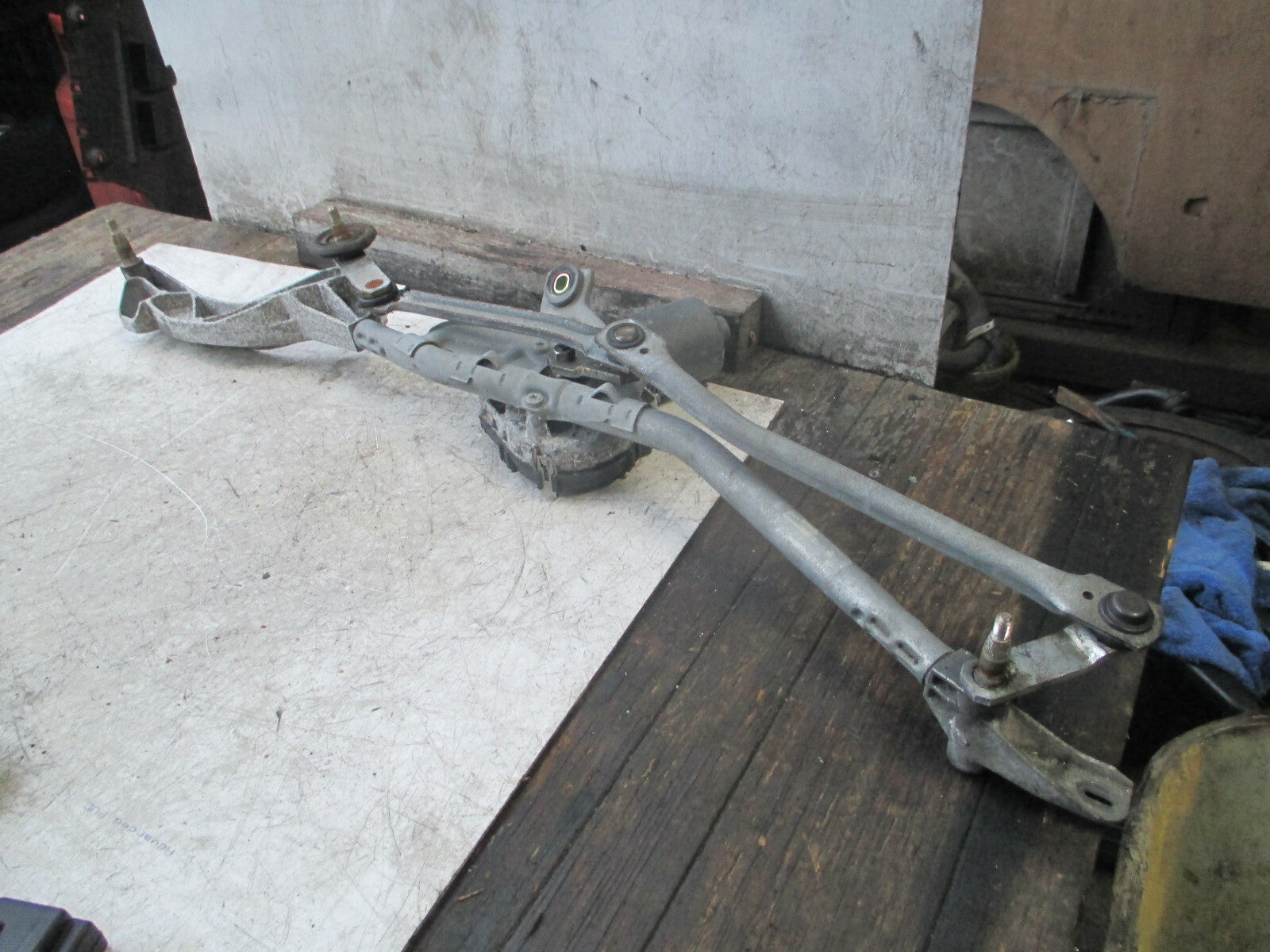 MERCEDES BENZ E CLASS W211 2004 FRONT SCREEN WIPER MOTOR LINKAGES A2118200942