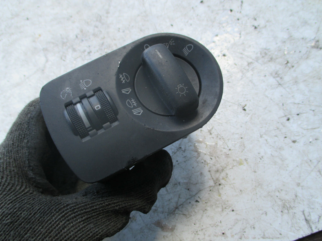 AUDI A3 2005 8P HEADLIGHT SWITCH WITH FOG LIGHT 8P2941531L