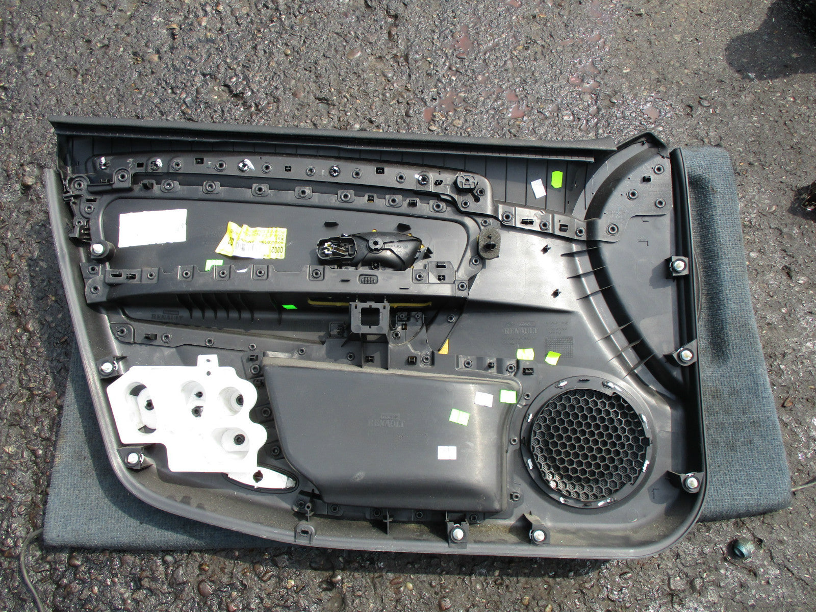 RENAULT LAGUNA MK3 2008 OSF DRIVER SIDE FRONT PLASTIC DOOR CARD PANEL