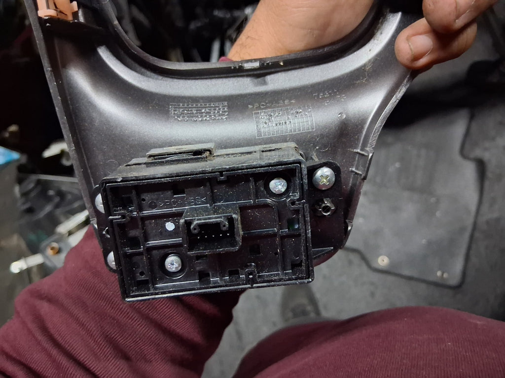 2022 SUZUKI VITARA MK4 GEAR STICK SURROUND TRIM COVER PUSH SWITCH BUTTON 75811