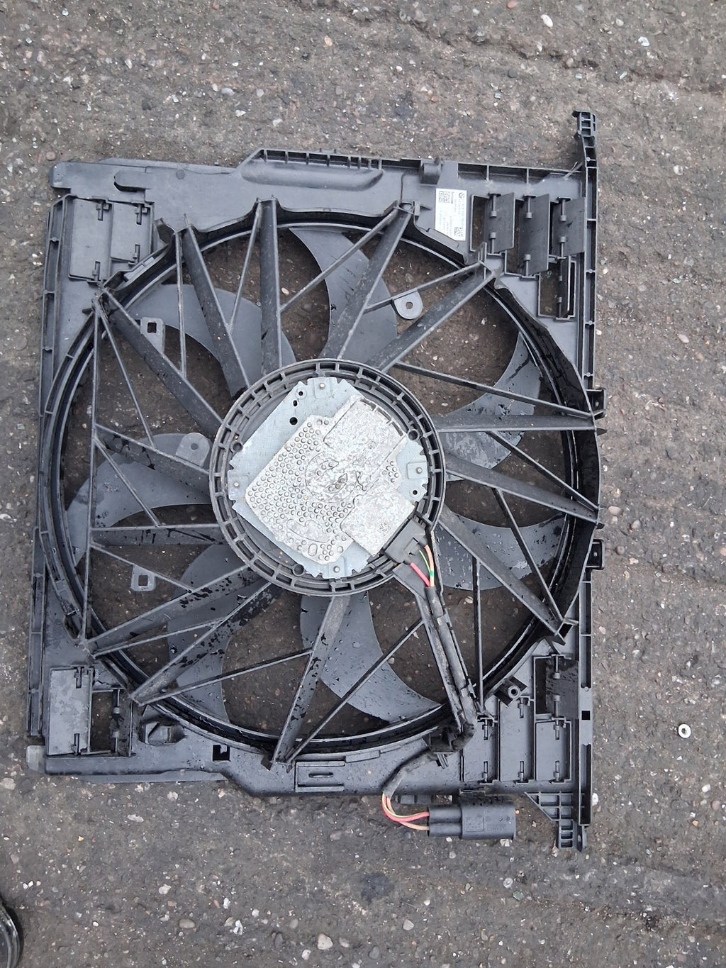 2010 BMW 5 SERIES F10 M SPORT ENGINE COOLING RADIATOR FAN HOUSING 7575258