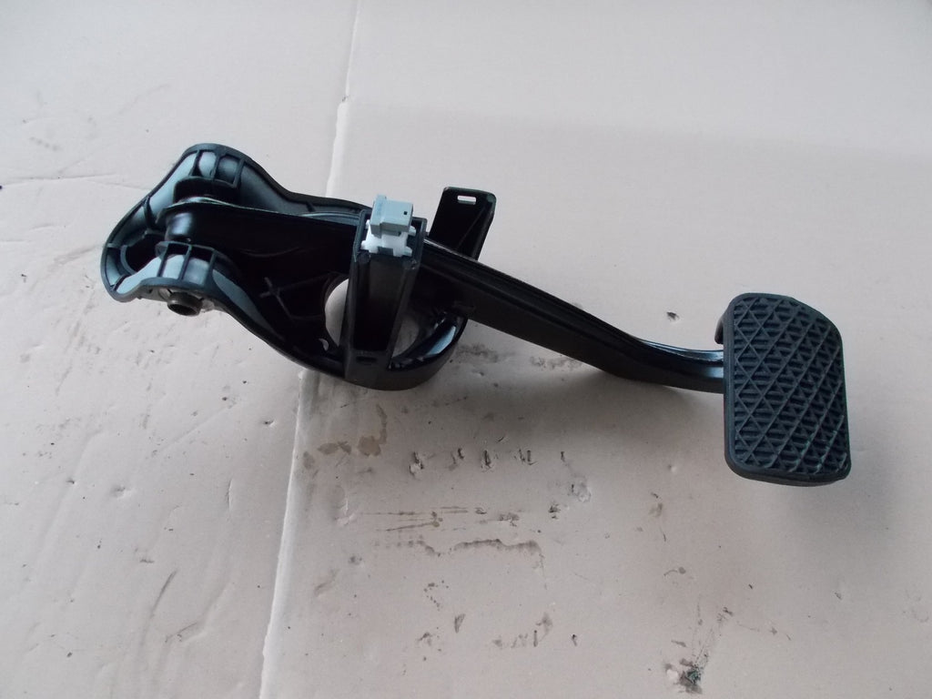 2010 MERCEDES C220 BLUEF CY SPORT 2.2 CDI AUTO AUTOMATIC BRAKE PEDAL A2042902201