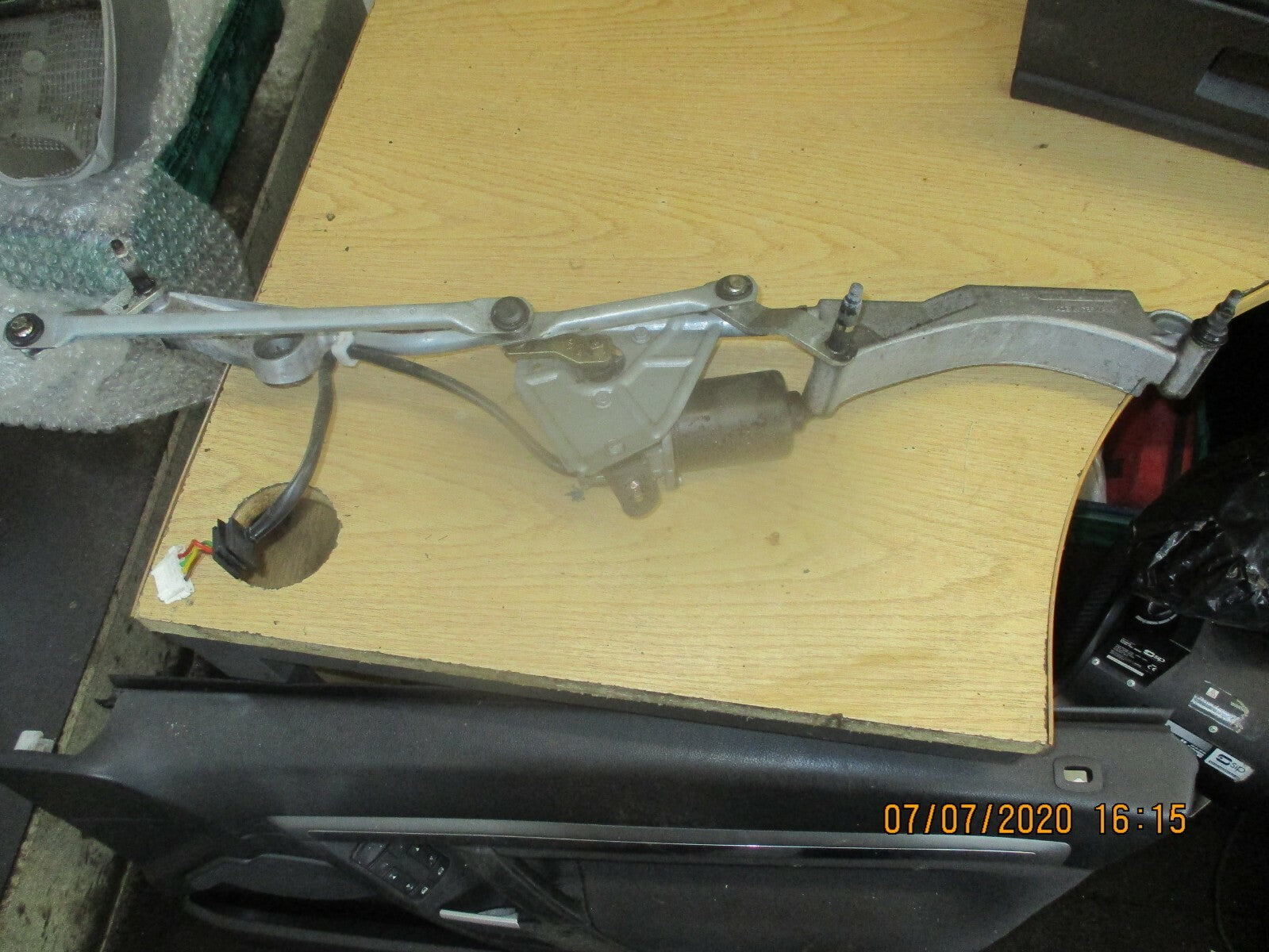 MERCEDES C CLASS FRONT WINDSCREEN WIPER MOTOR WITH LINKAGES 40451712V