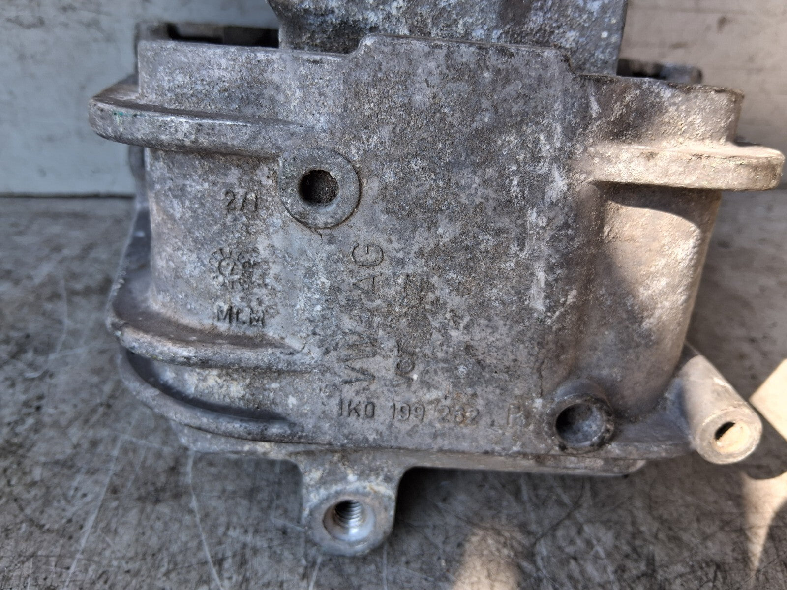 VW VOLKSWAGEN PASSAT B6 2.0 DIESEL ENGINE MOUNT 3C0199555