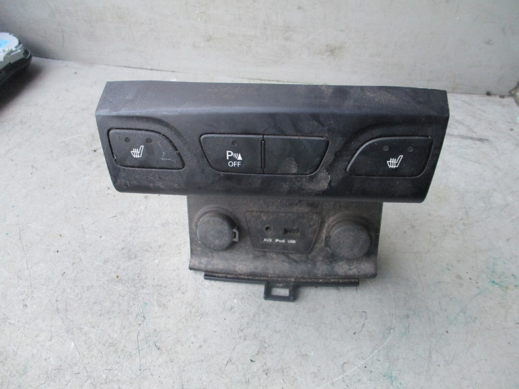 HYUNDAI IX35 2015 1.7 USB 12V PORT & HEATED SWITCH 933102Y800TAN