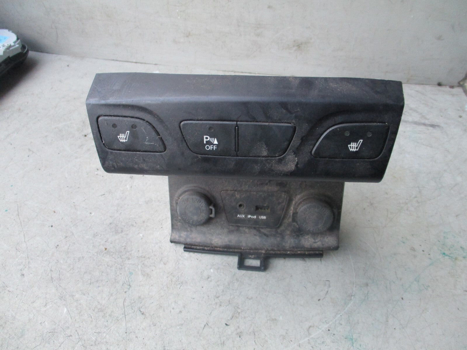 HYUNDAI IX35 2015 1.7 USB 12V PORT & HEATED SWITCH 933102Y800TAN