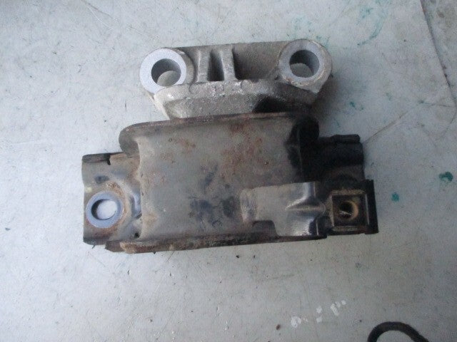 2007 VAUXHALL CORSA TOP ENGINE MOUNT SUPPORT BRACKET 468646740