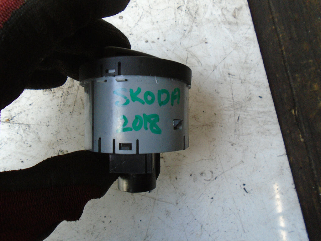 SKODA OCTAVIA MK3 2018 HEADLIGHT CONTROL SWITCH 5E0941431D