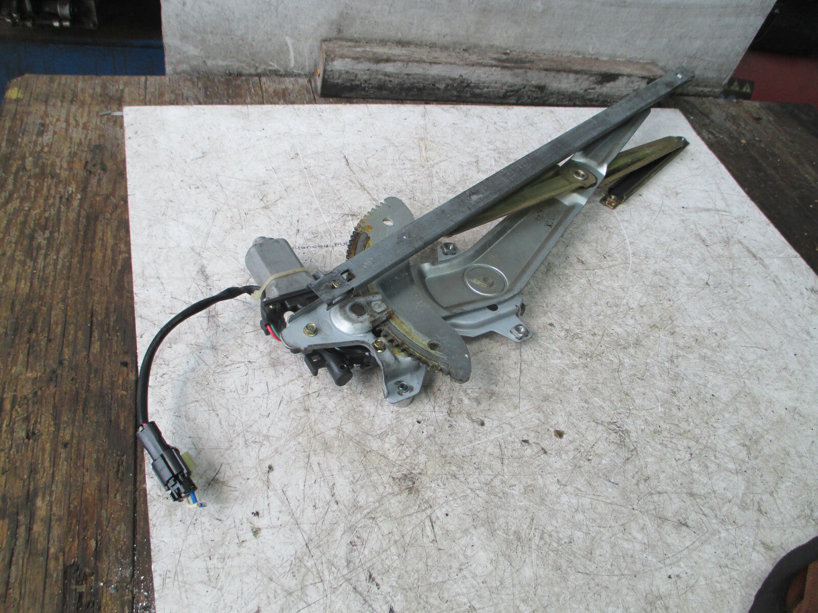KIA SEDONA MK1 2004 NSF PASSENGER SIDE FRONT DOOR WINDOW MOTOR REGULATOR
