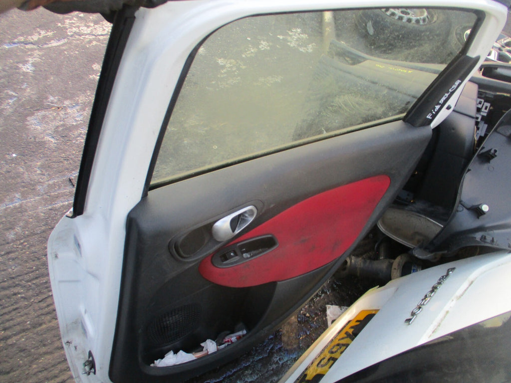 FIAT 500L 2013 OSR DRIVER SIDE REAR COMPLETE DOOR WHITE