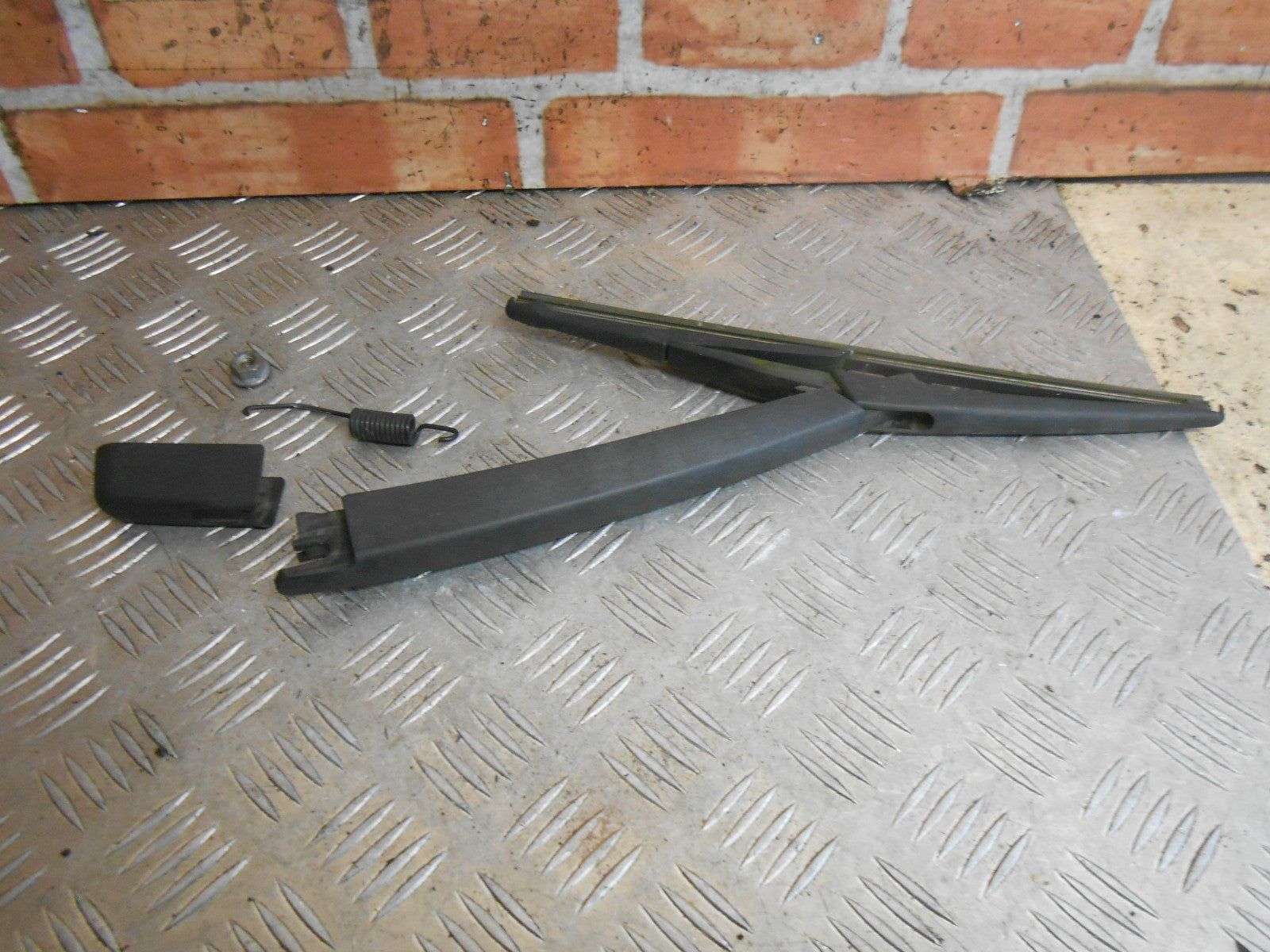 PEUGEOT 308 2009 MK1 REAR WINDOW WIPER ARM BLADE SPRING CAP COVER