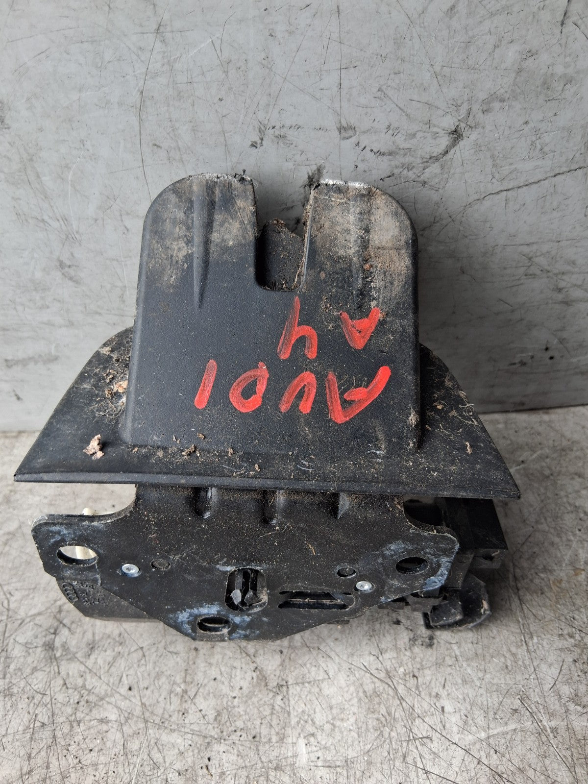 2011 AUDI A4 TAILGATE BOOTLID REAR LOCK MECHANISM