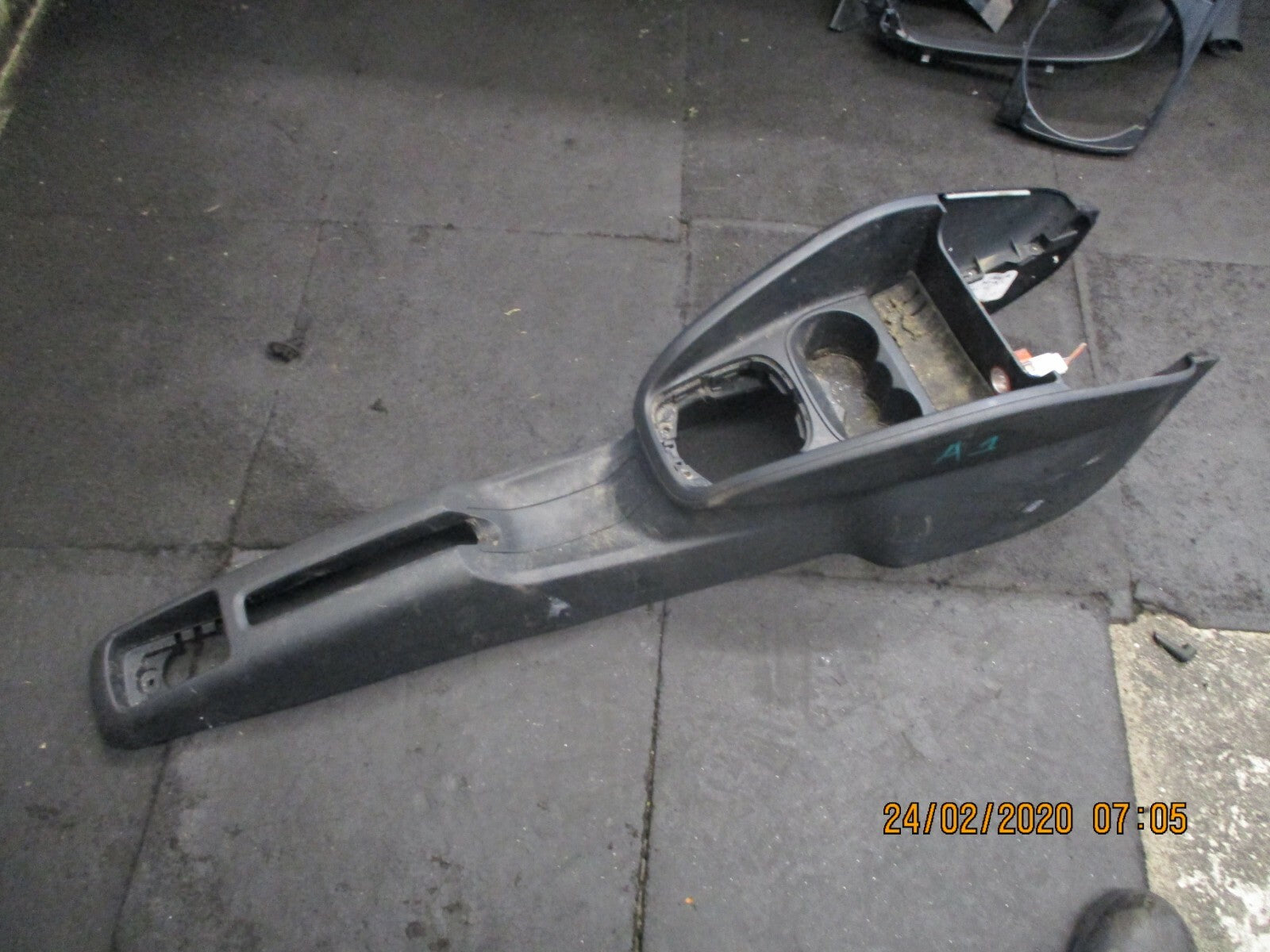 AUDI A1 MK1 8X 3 DOOR 2017 CENTRE CONSOLE CUP HOLDER PLASTIC TRIM 8X0863240C