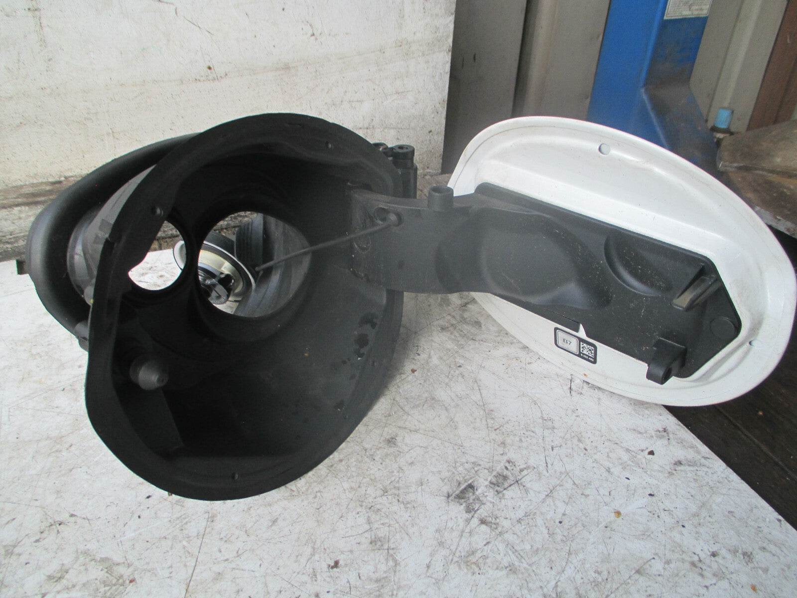 BMW 1 SERIES F20 2018 FUEL FILLER FLAP CAP WHITE