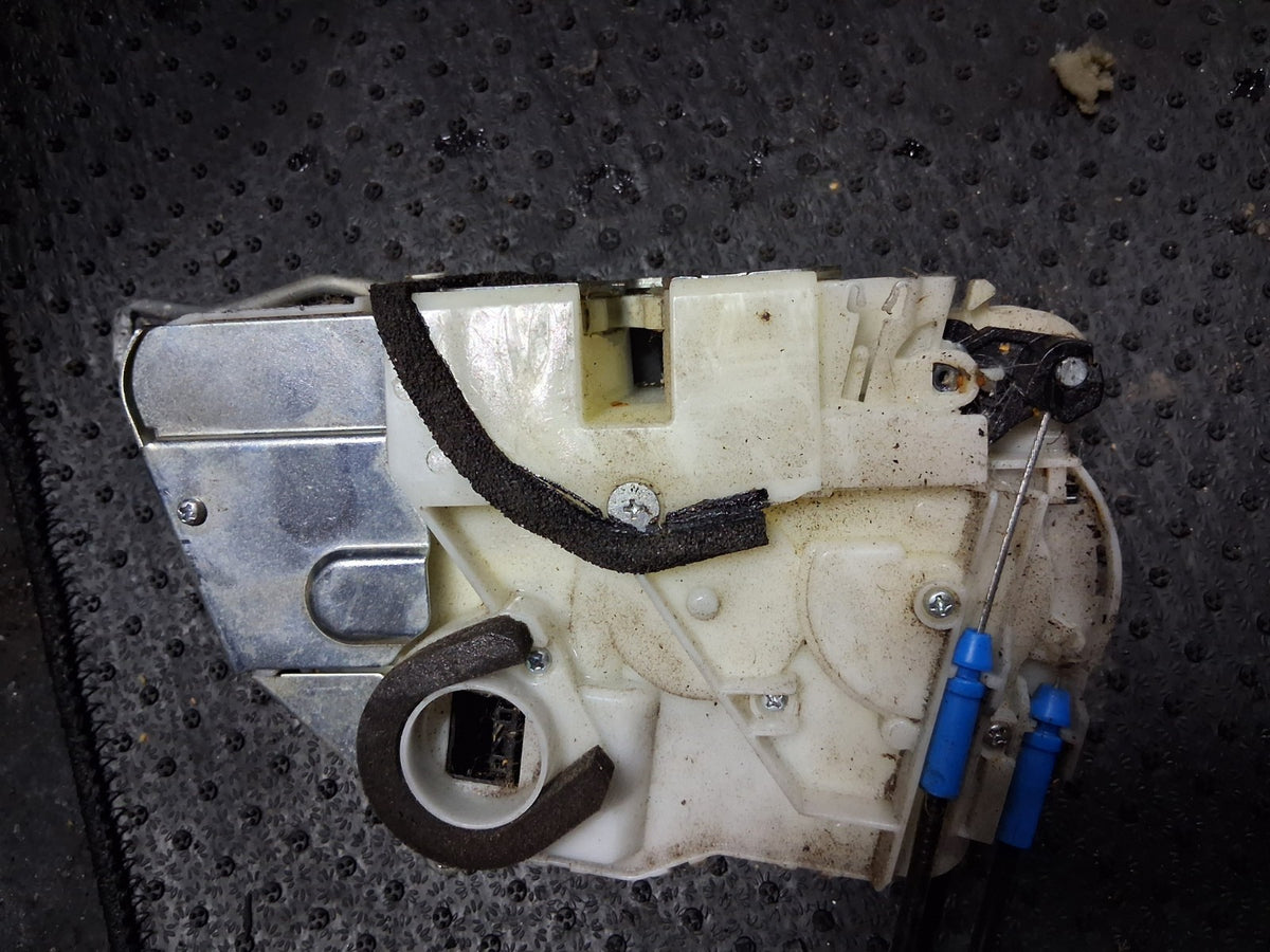 2022 SUZUKI VITARA MK4 NSF PASSENGER SIDE FRONT DOOR LOCK MECHANISM 8220154PA3